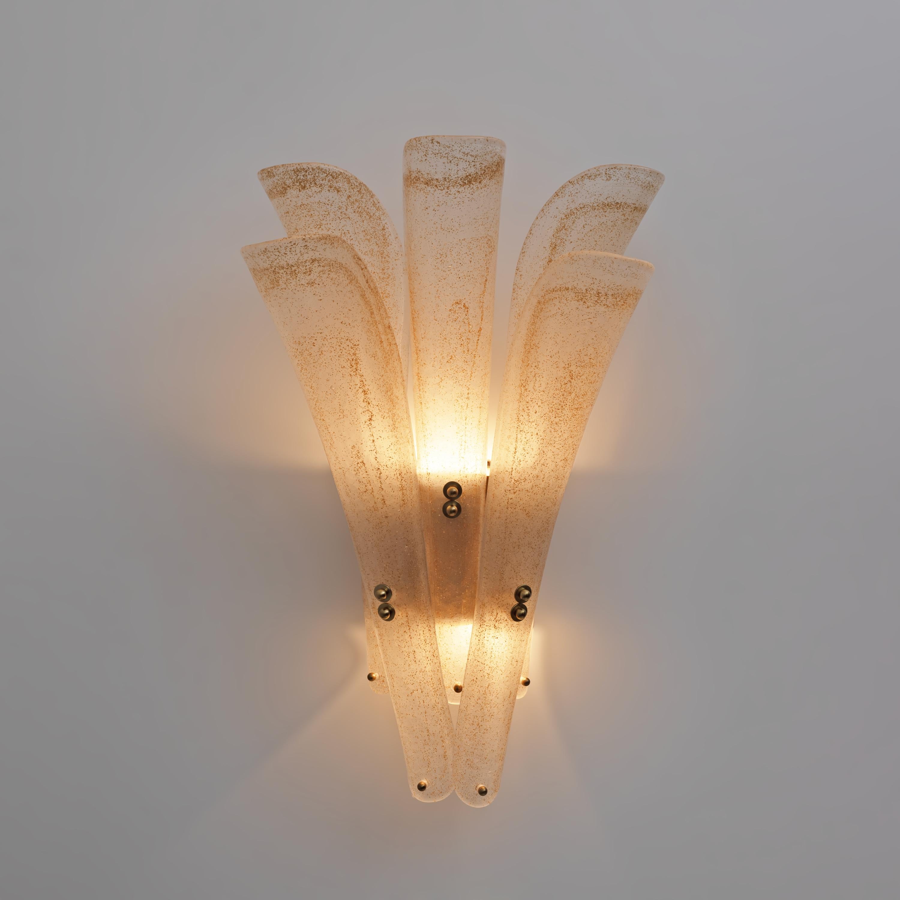 Zwei moderne Wandleuchter des 20. Jahrhunderts aus mattiertem Muranoglas und Blattgold (Moderne der Mitte des Jahrhunderts) im Angebot