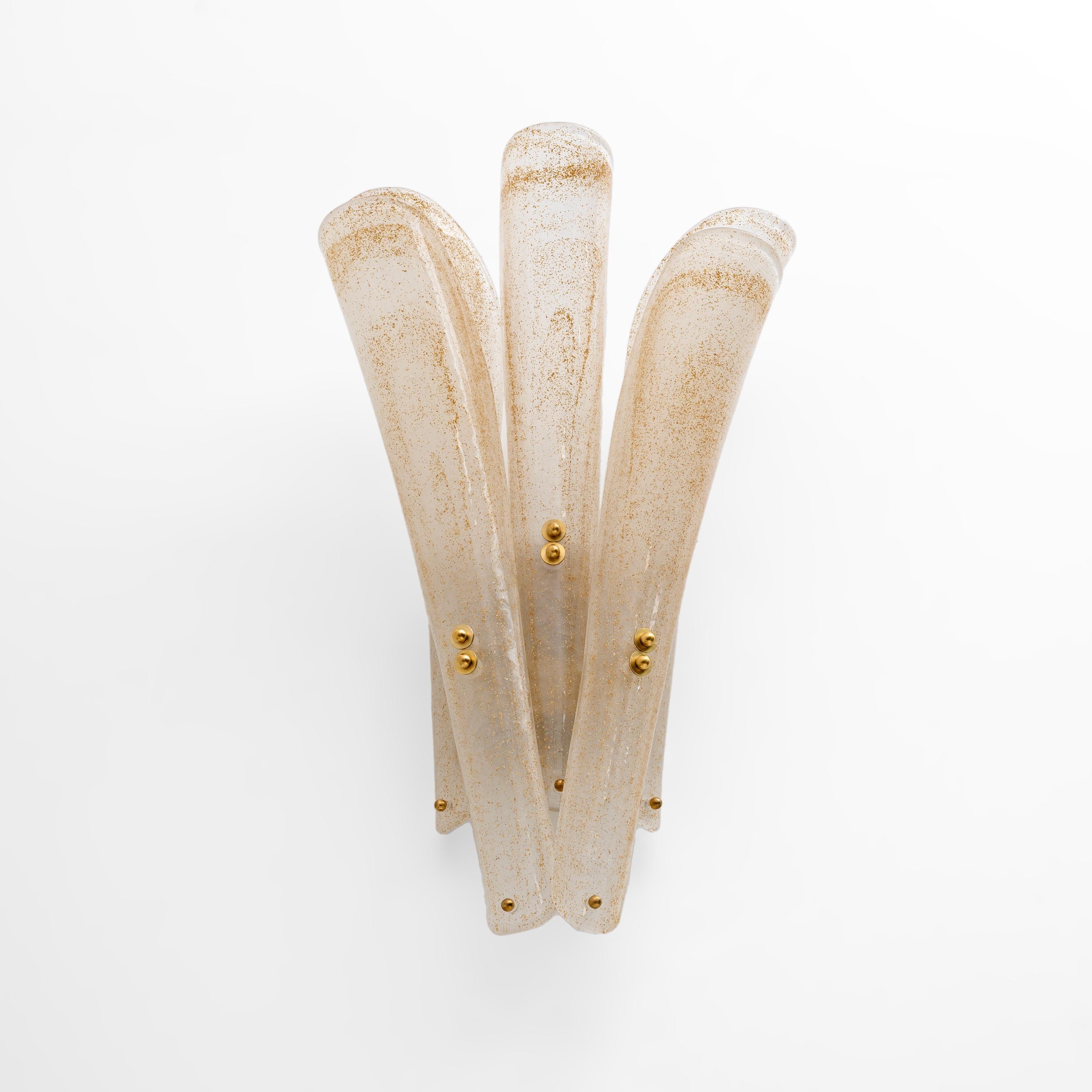 Zwei moderne Wandleuchter des 20. Jahrhunderts aus mattiertem Muranoglas und Blattgold (Italian) im Angebot