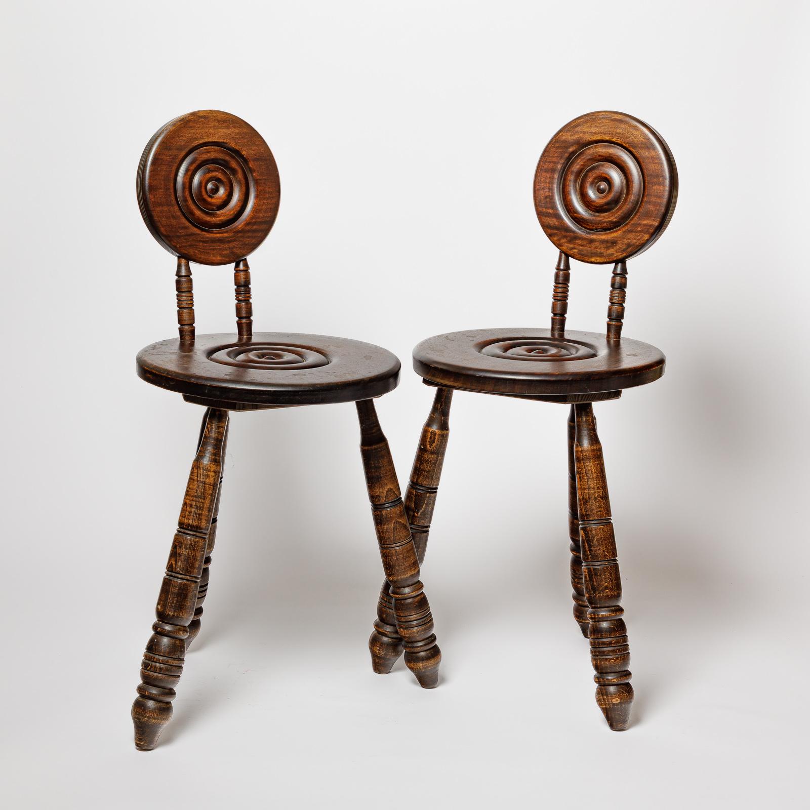 French hand-made 

Pair of 20th century modernist low chairs

Wood low chairs or stools design

Modernist french handmade design

Original very good condition

Seat height 43 cm
Total height 71 cm
Large 32 cm
Depth 32 cm
