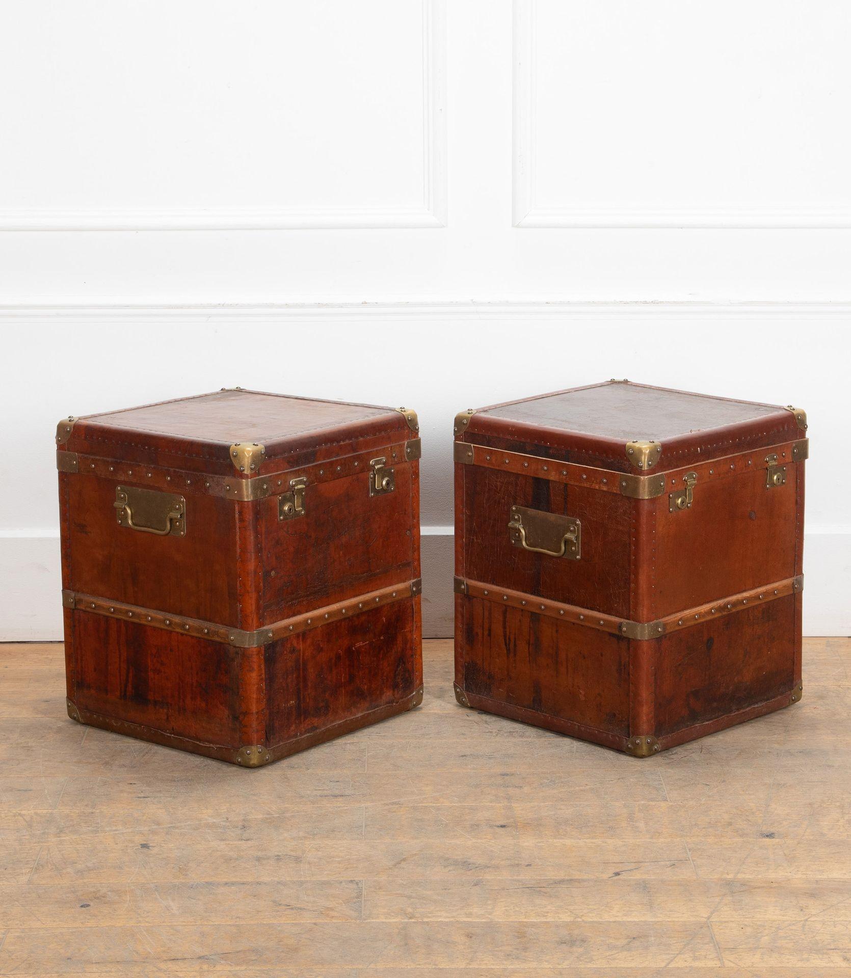 Coppia di tavolini con piedistallo o accessori da baule per ufficiali di casa Mulberry del XX secolo. Splendidamente invecchiata e dipinta, con rilegatura in ottone di alta qualità e mobili associati. Disegnato da Mulberry Home, un marchio