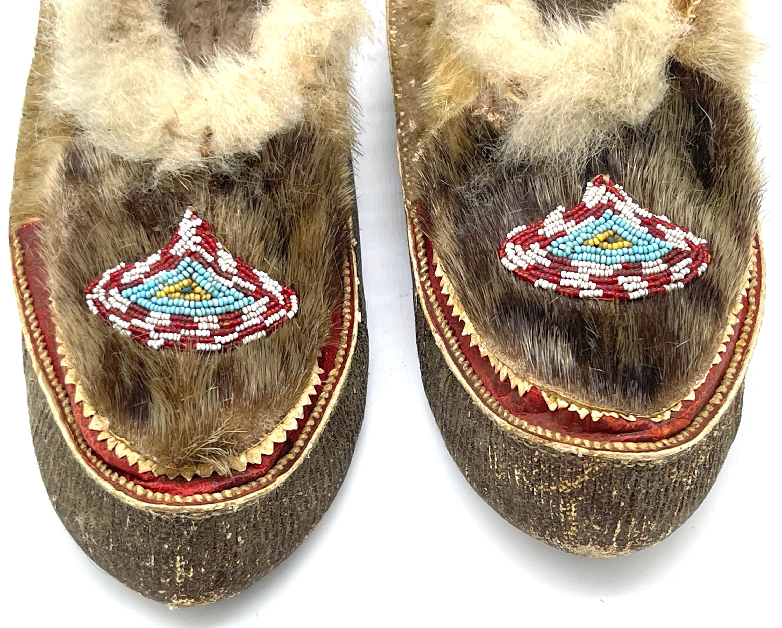 Coppia di mocassini con perline Navajo del XX secolo
Questo squisito paio di mocassini con perline Navajo del XX secolo è un ottimo esempio di artigianato tradizionale dei nativi americani. Ogni mocassino misura 10 pollici di lunghezza, 3 pollici di