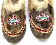 Paar Navajo Perlenmokassins aus dem 20.