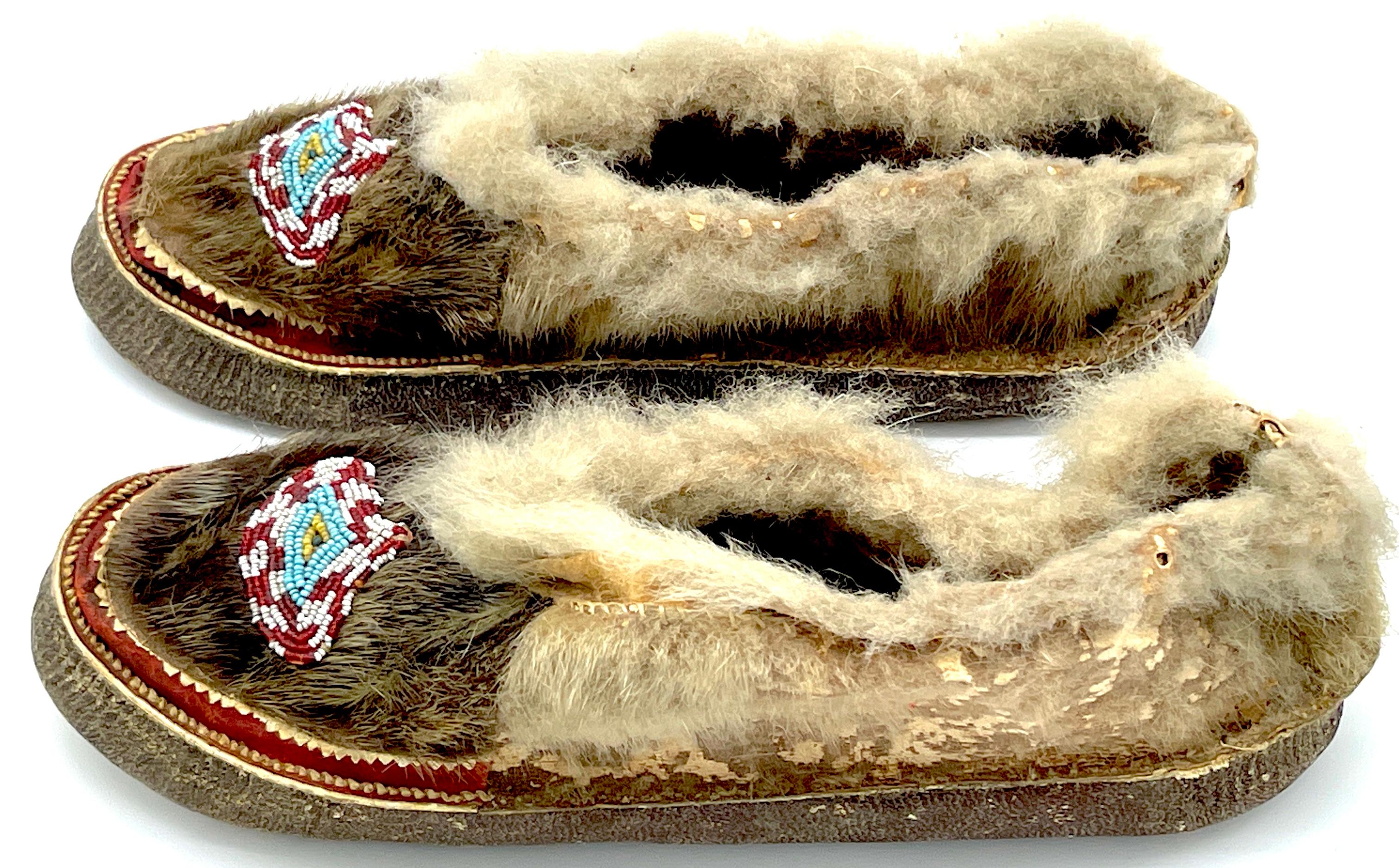 Nativo americano Coppia di mocassini con perline Navajo del XX secolo in vendita