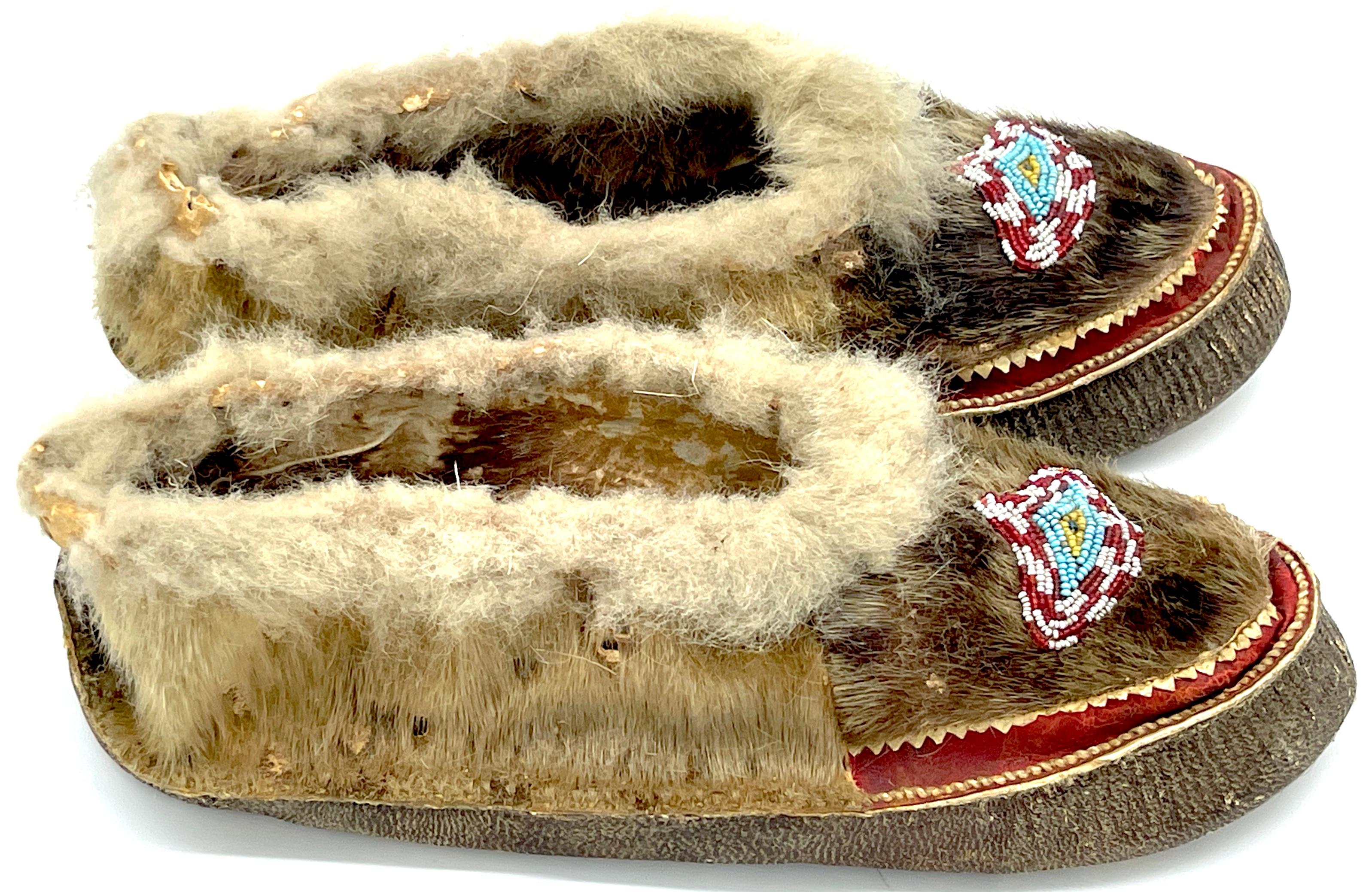 Fatto a mano Coppia di mocassini con perline Navajo del XX secolo in vendita