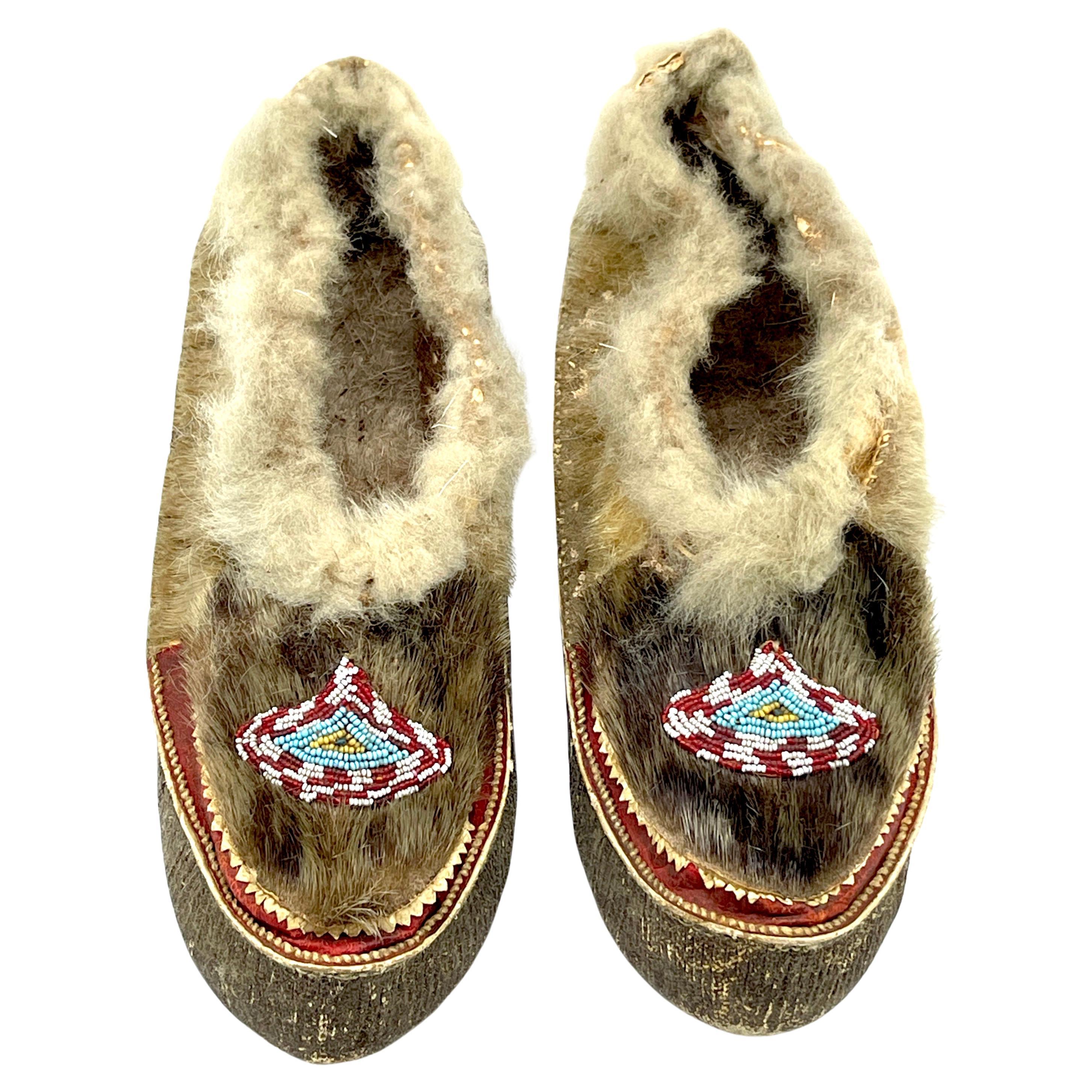 Coppia di mocassini con perline Navajo del XX secolo