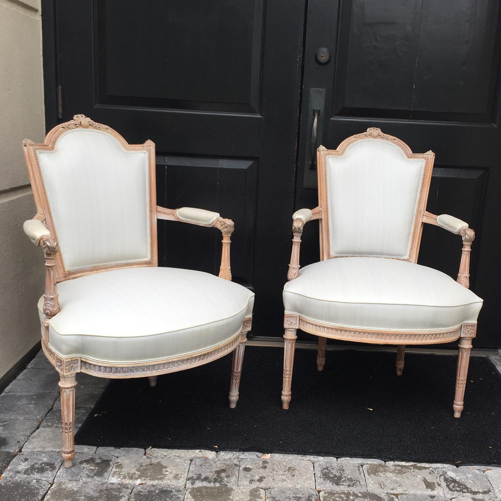 Pair of 20th century neoclassical Louis XVI style open armchairs
Measures: Seat height 17