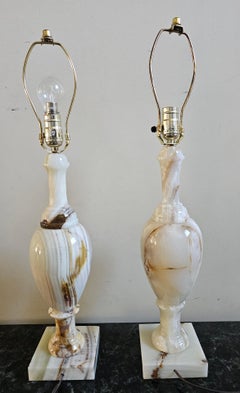 Coppia di lampade da tavolo a sfera in onice del XX secolo in stile neoclassico