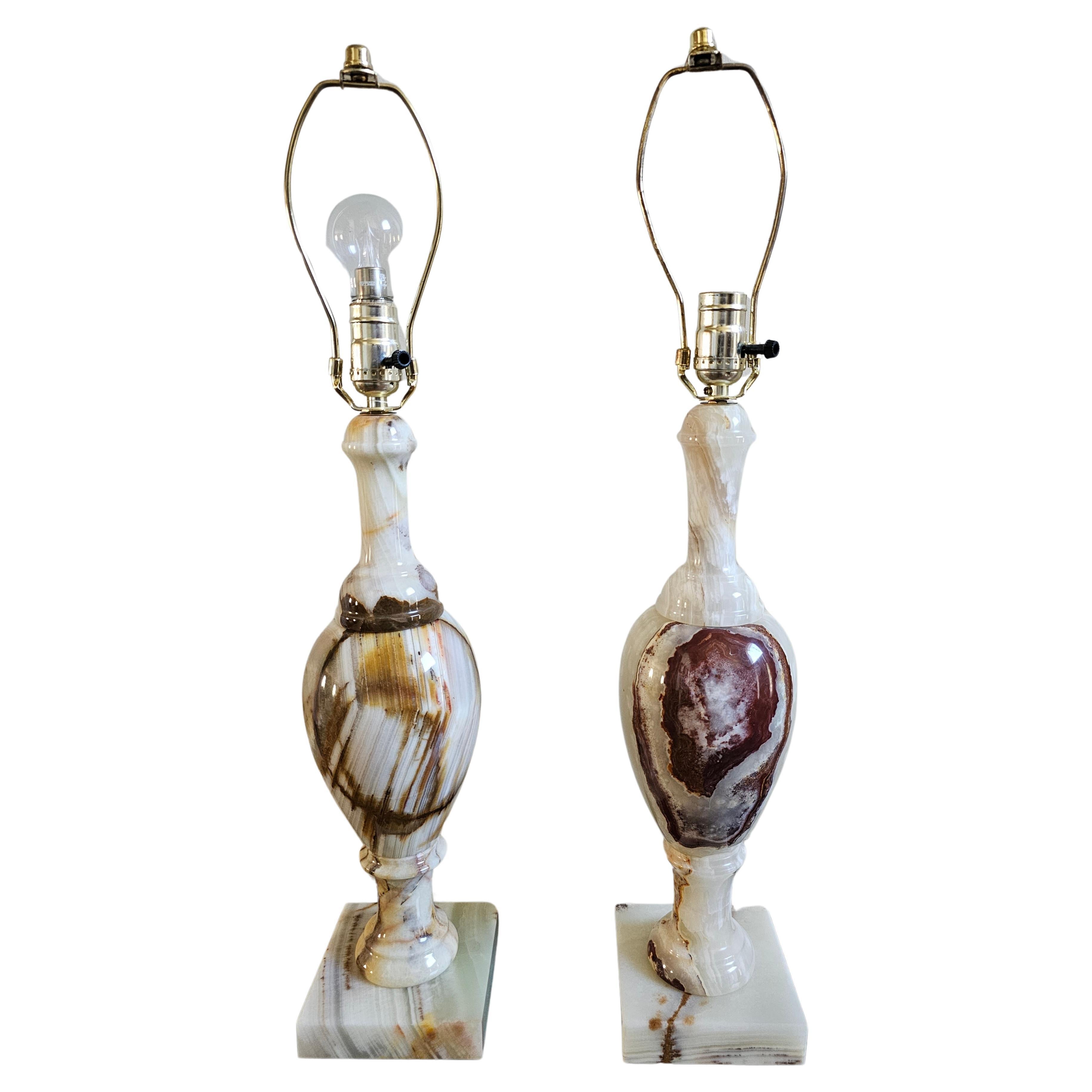 Paar Onyx-Ballustertischlampen im neoklassischen Stil des 20.