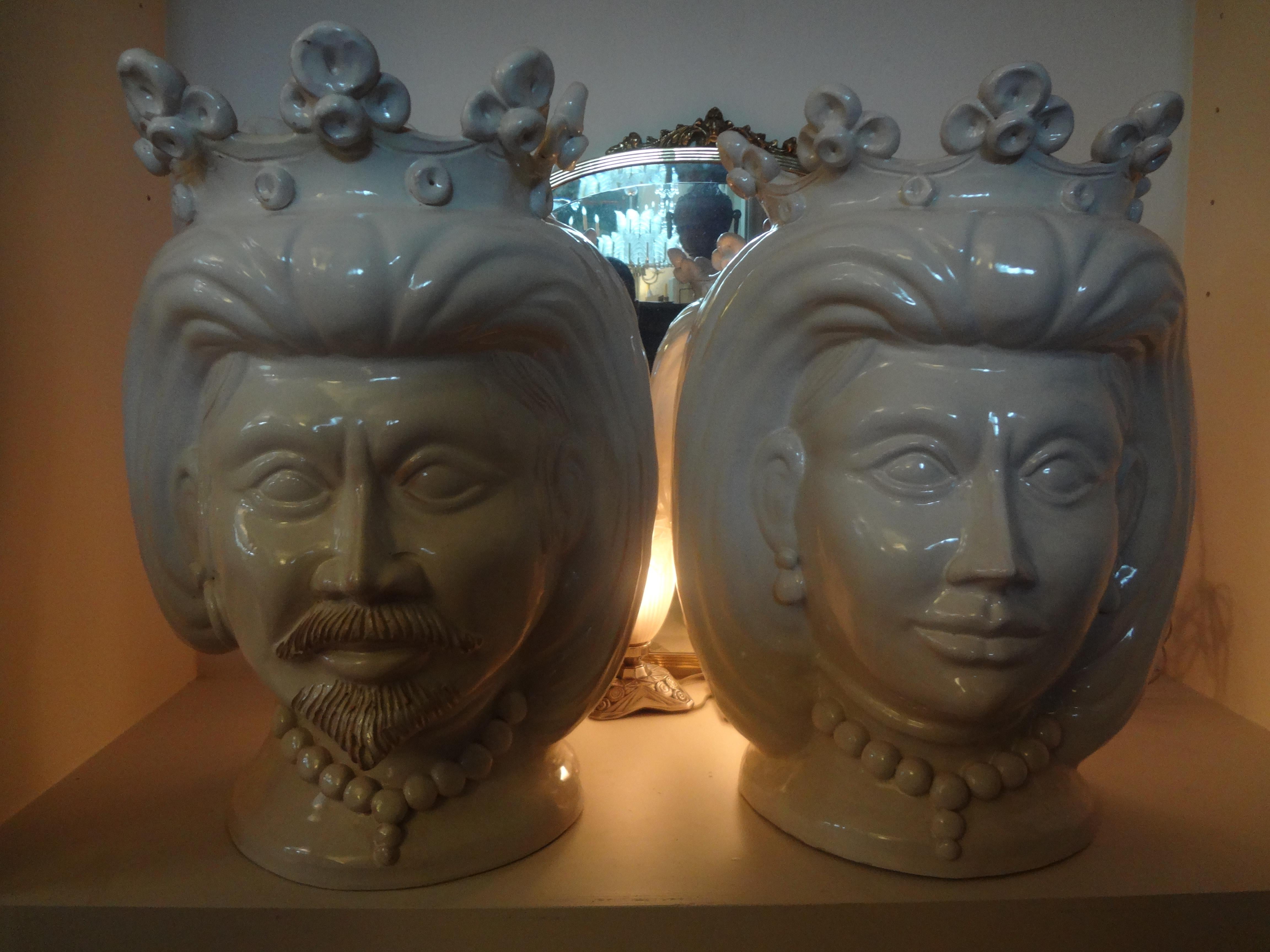 Exceptionnelle paire de bustes en terre cuite émaillée blanche italienne du 20e siècle, têtes jardinières, jardinières, l'un une femme, l'autre un homme. Cette paire de sculptures étonnantes est signée F. Boria Caltagirone, une entreprise sicilienne