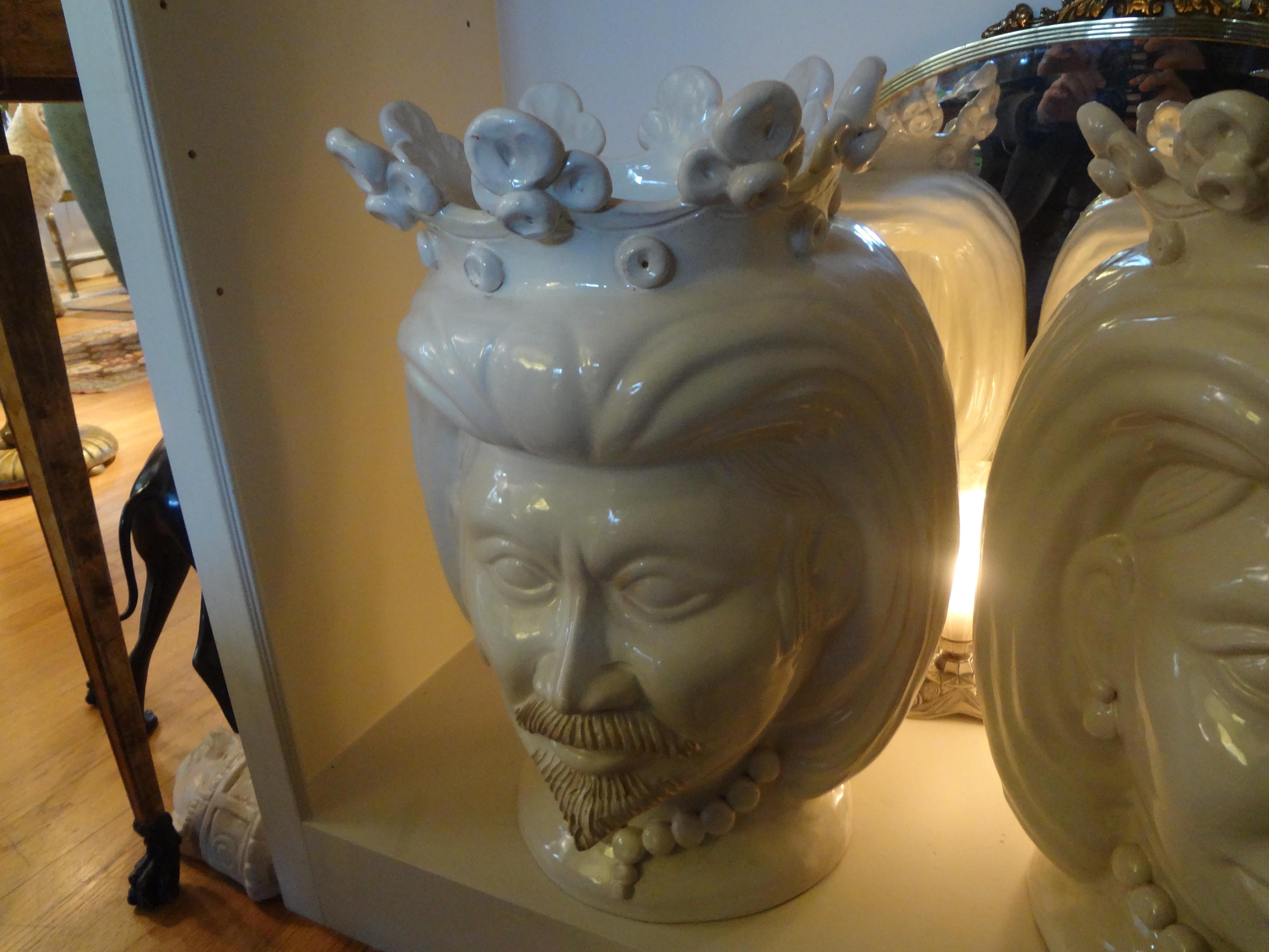 Monumental Pareja de Jardineras de Busto de Terracota Esmaltada Italianas del Siglo XX en venta 1