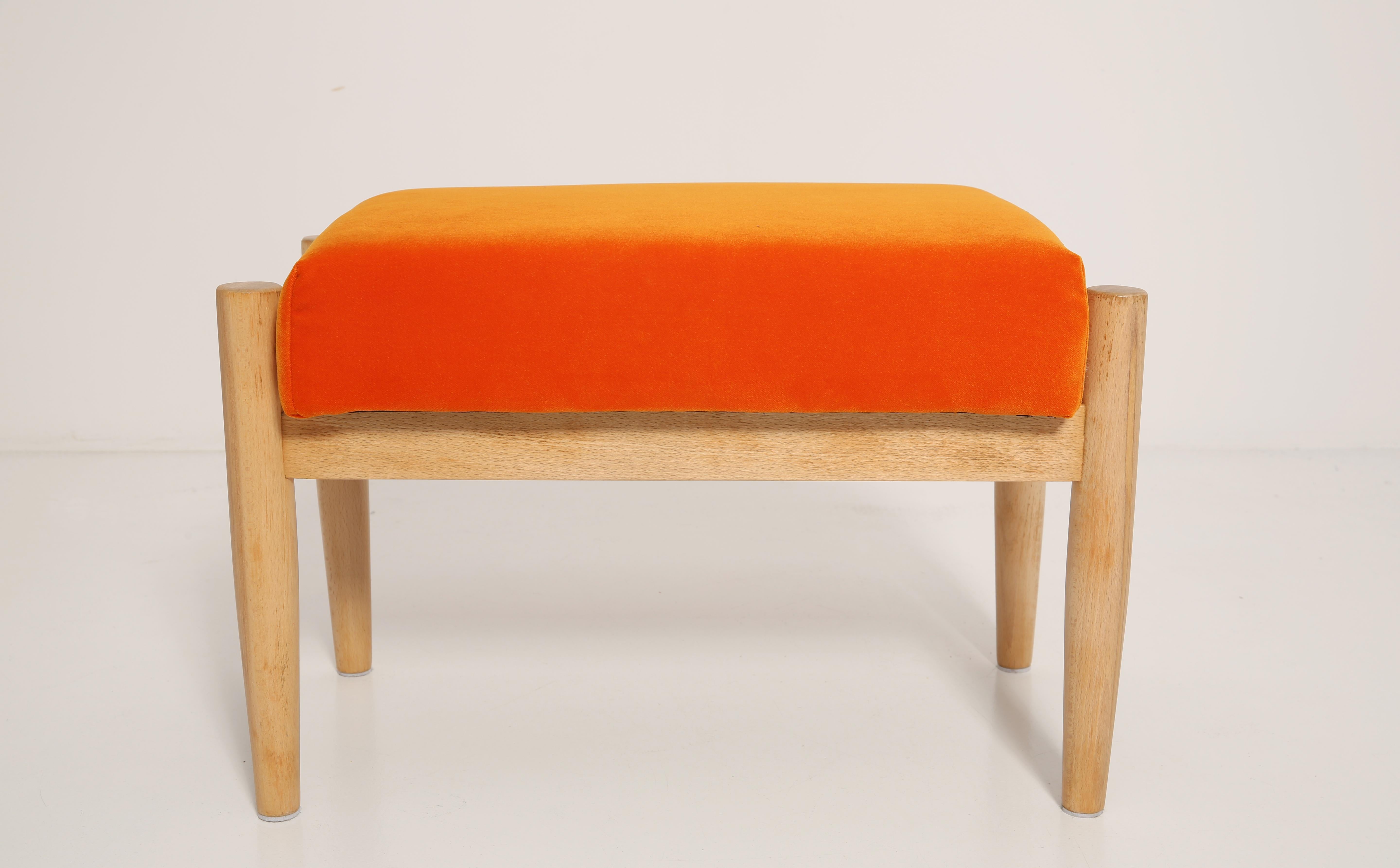 Paar orangefarbene Vintage-Fußhocker aus Samt des 20. Jahrhunderts, Edmund Homa, 1960er Jahre (Handgefertigt) im Angebot