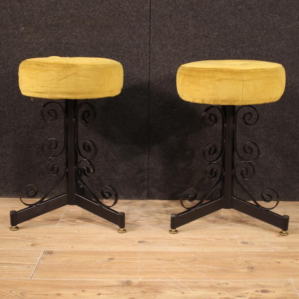 Paar Hocker aus lackiertem Eisen und Samt mit Sitzflächen im italienischen Design des 20. Jahrhunderts, 1970 im Angebot 6