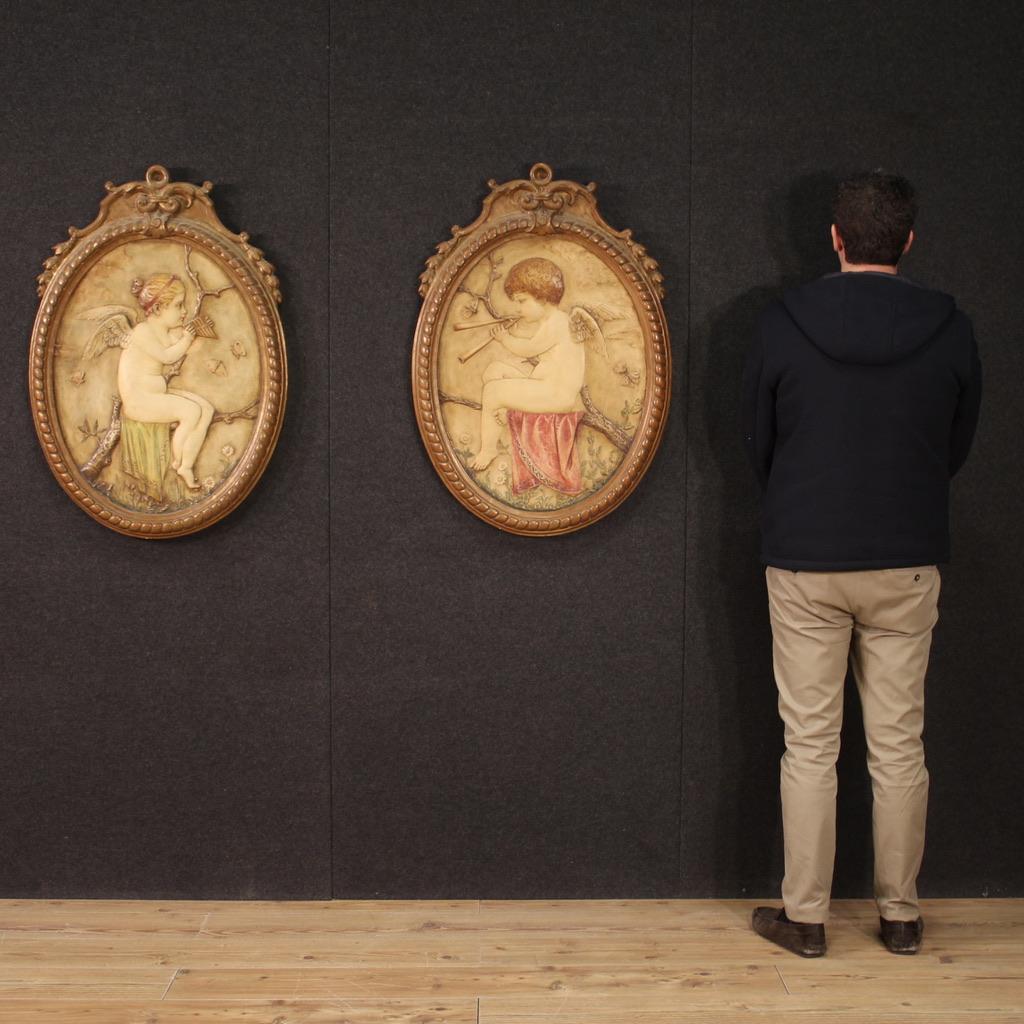 Ein Paar toskanische Terrakotten aus dem 20. Objekte von großer Größe und Wirkung, Manufaktur Signa, mit der Darstellung von Putten mit Musikinstrumenten von hervorragender Qualität. Terracottas komplett mit Seriennummer, nur eine der beiden Ovale