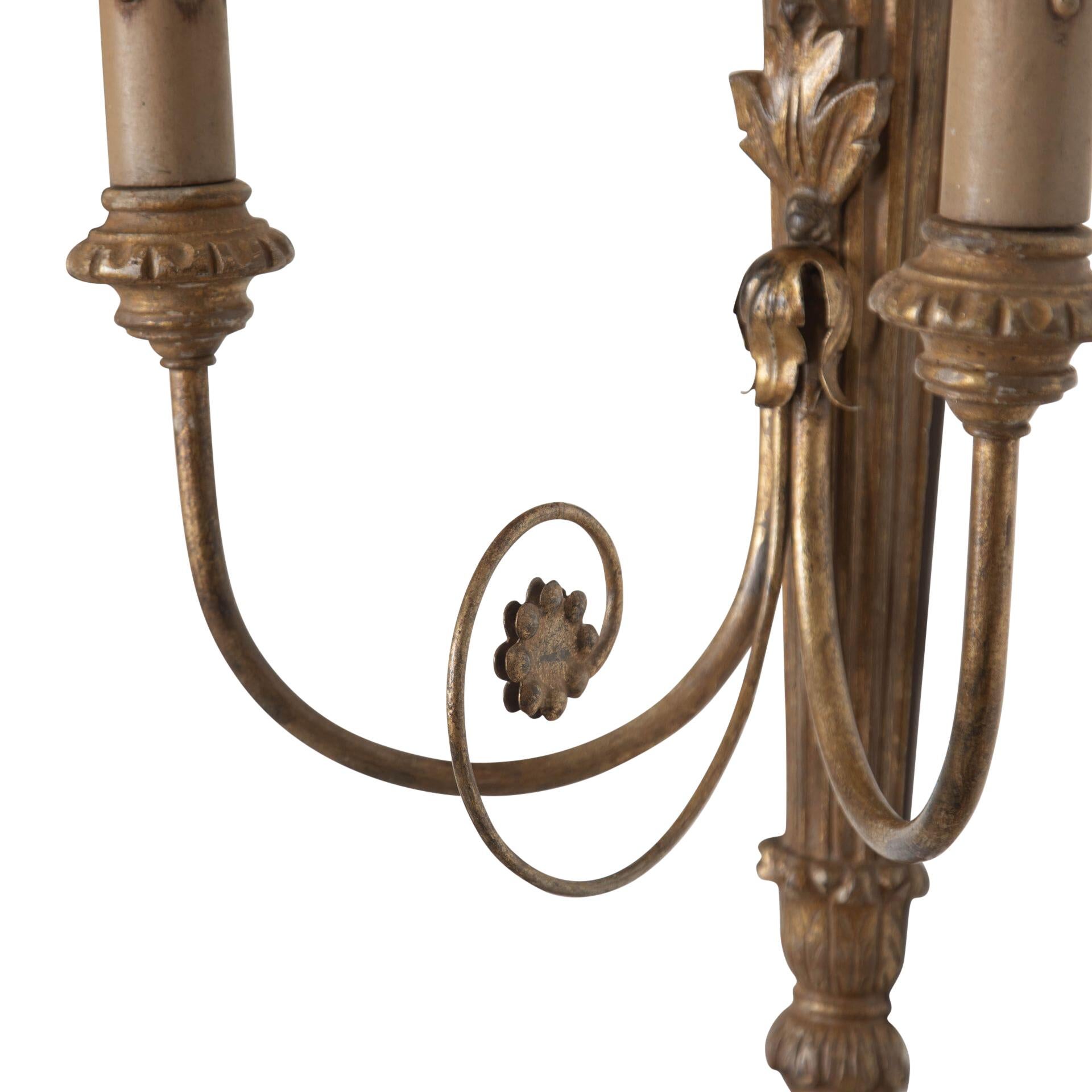 Paire d'appliques Prince de Galles du 20e siècle en bois sculpté et doré avec bras en métal.
Recâblé et testé selon la norme britannique.
Circa 1940.