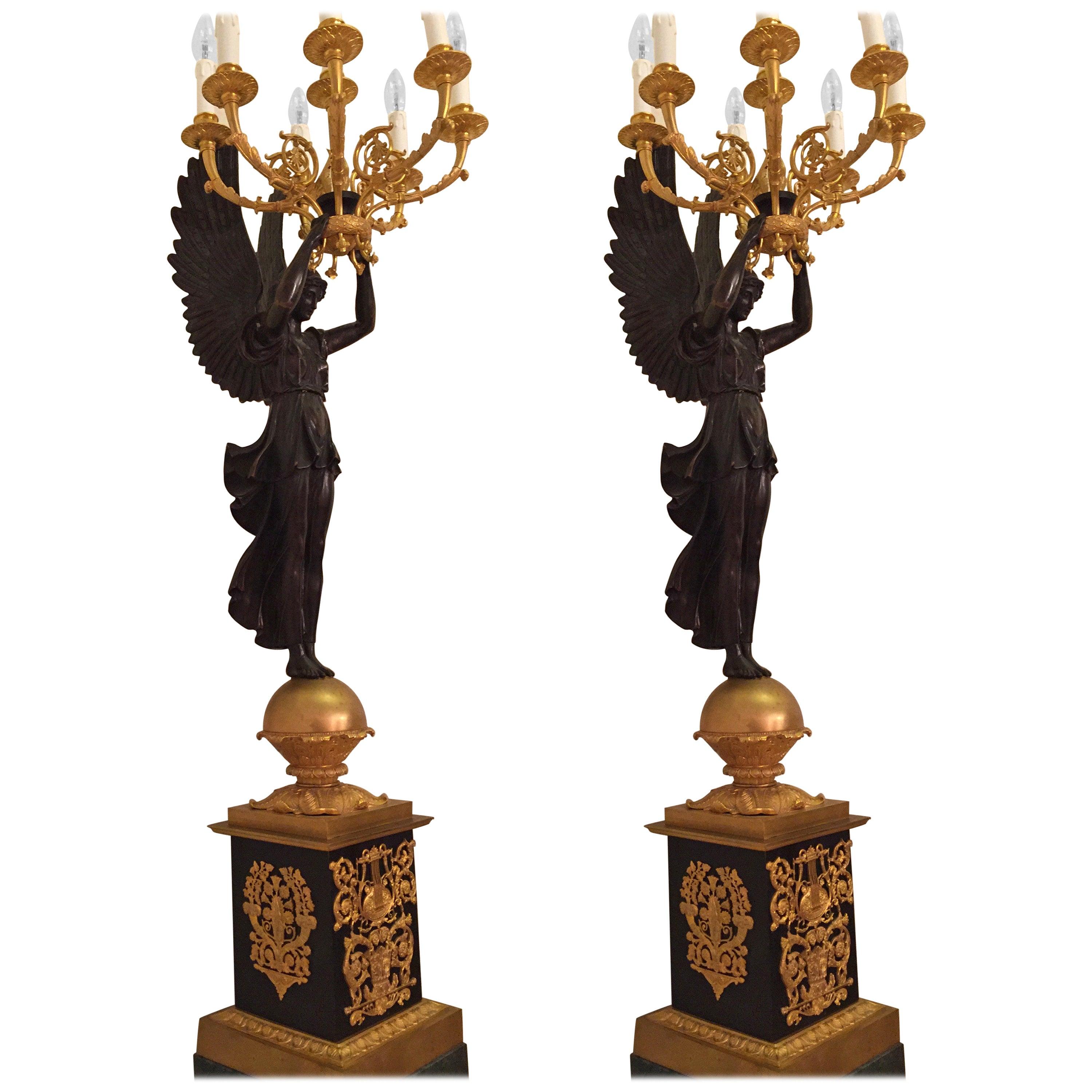 Una coppia di candelabri principeschi.
Bronzo inciso e modellato di eccezionale qualità. Completamente stampato
Figurine disegnate (Victoria). Torcia aerea e manuale formata
albero con 12 bracci luminosi completamente a tromba. Questo modello