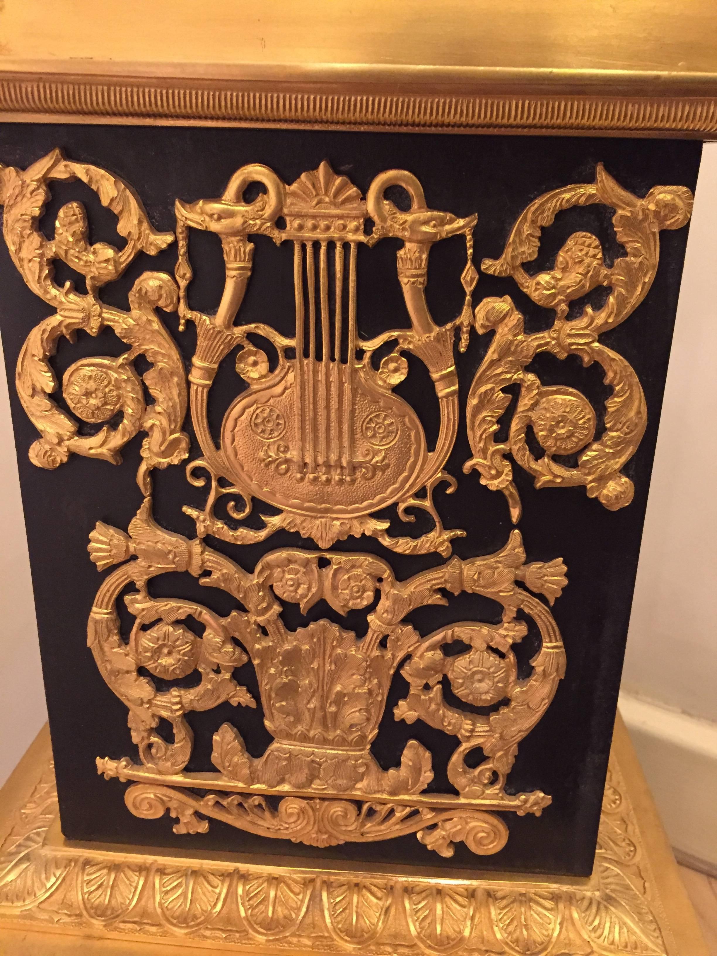 Coppia di candelabri principeschi del XX secolo di Pierre-Philippe Thomire in vendita 1