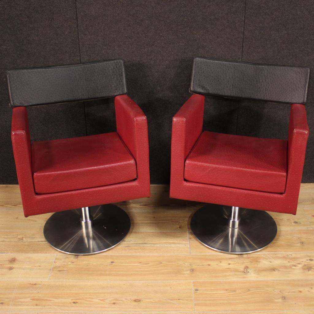 Pair of Italian design armchairs from the 1970s-1980s. Furniture with round metal base covered in the seat and back in red and black faux leather (skai). Armchairs of pleasant decor and good comfort with a seat height of 53 cm. Living room or studio