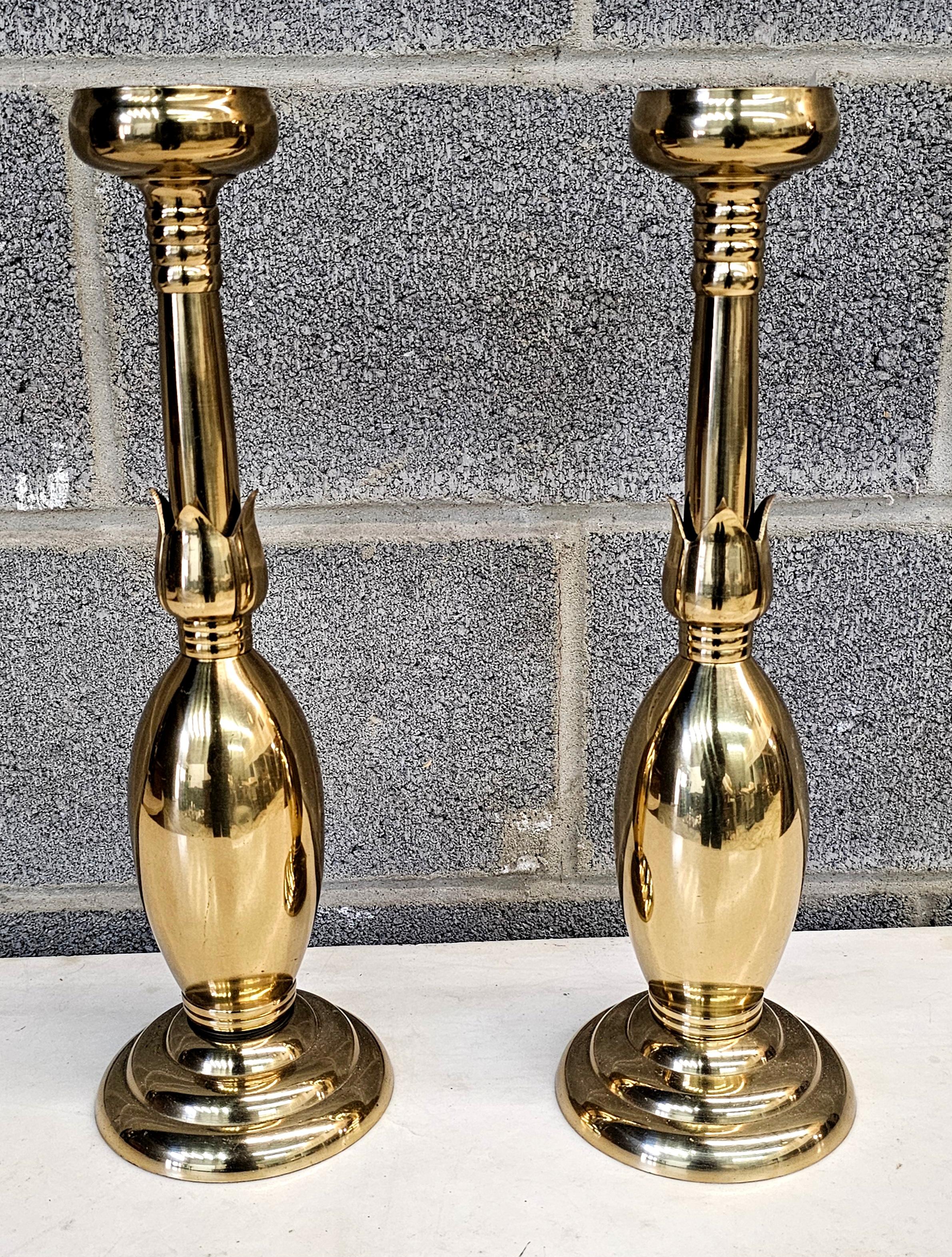 Romano classico Coppia di candelieri romani in ottone scanalato a tulipano del XX secolo in vendita