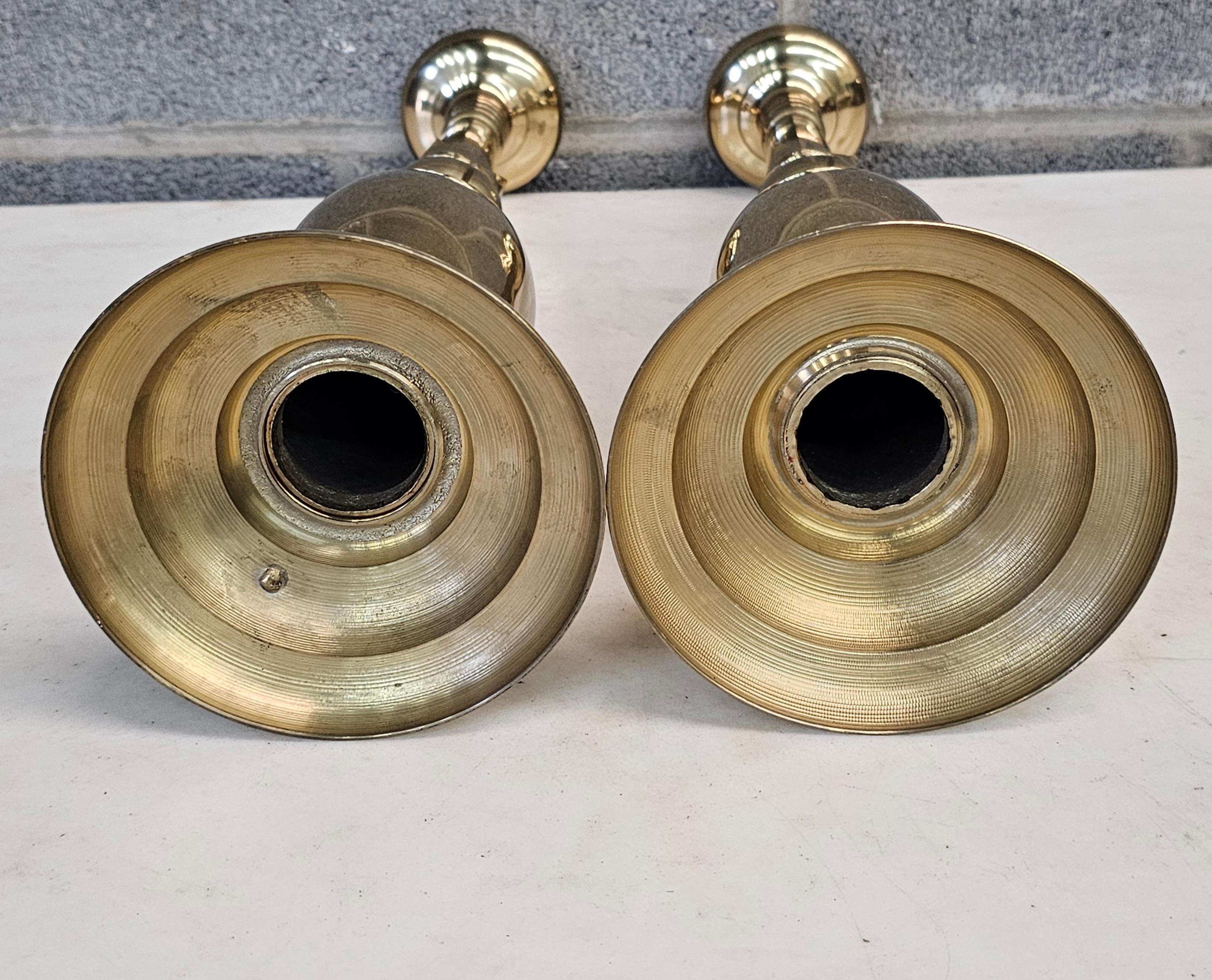 Ottone Coppia di candelieri romani in ottone scanalato a tulipano del XX secolo in vendita