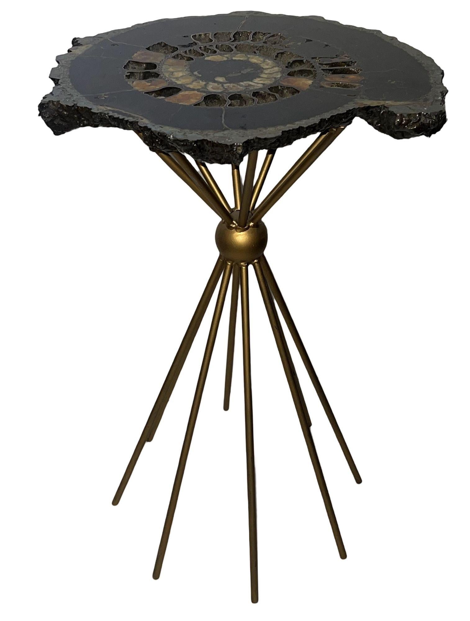Paire de tables d'appoint russes Ammonite du 20ème siècle Excellent état - En vente à Los Angeles, CA