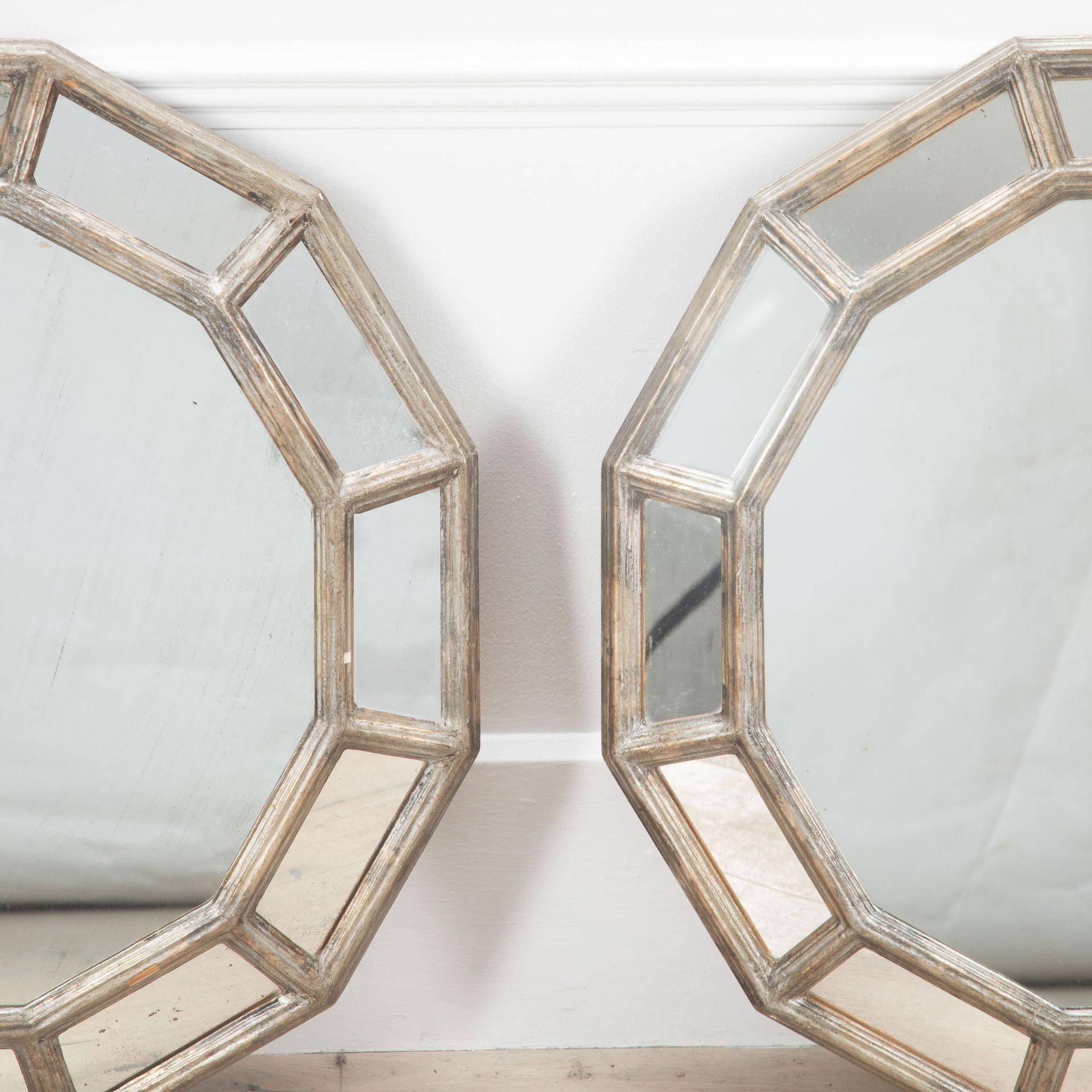 Élégante paire de miroirs espagnols du milieu du siècle en bois argenté et gesso.