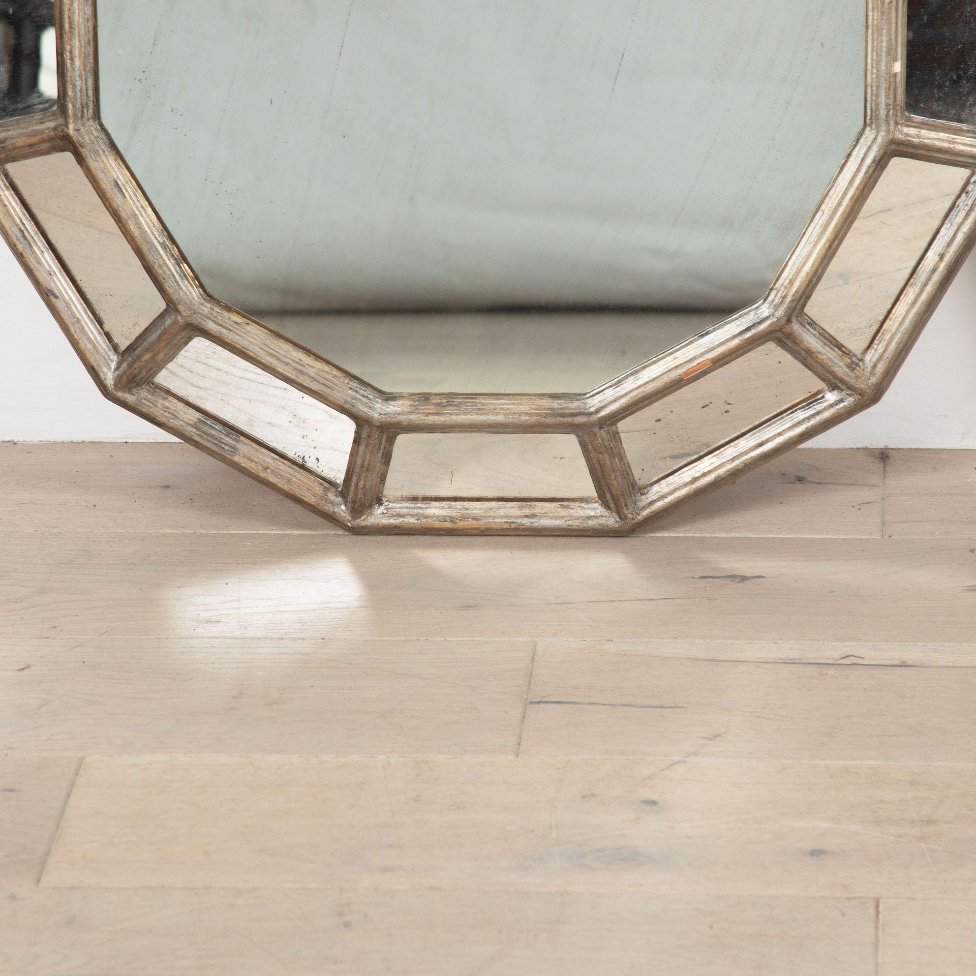 Espagnol Paire de miroirs en bois argenté et gesso du 20e siècle en vente