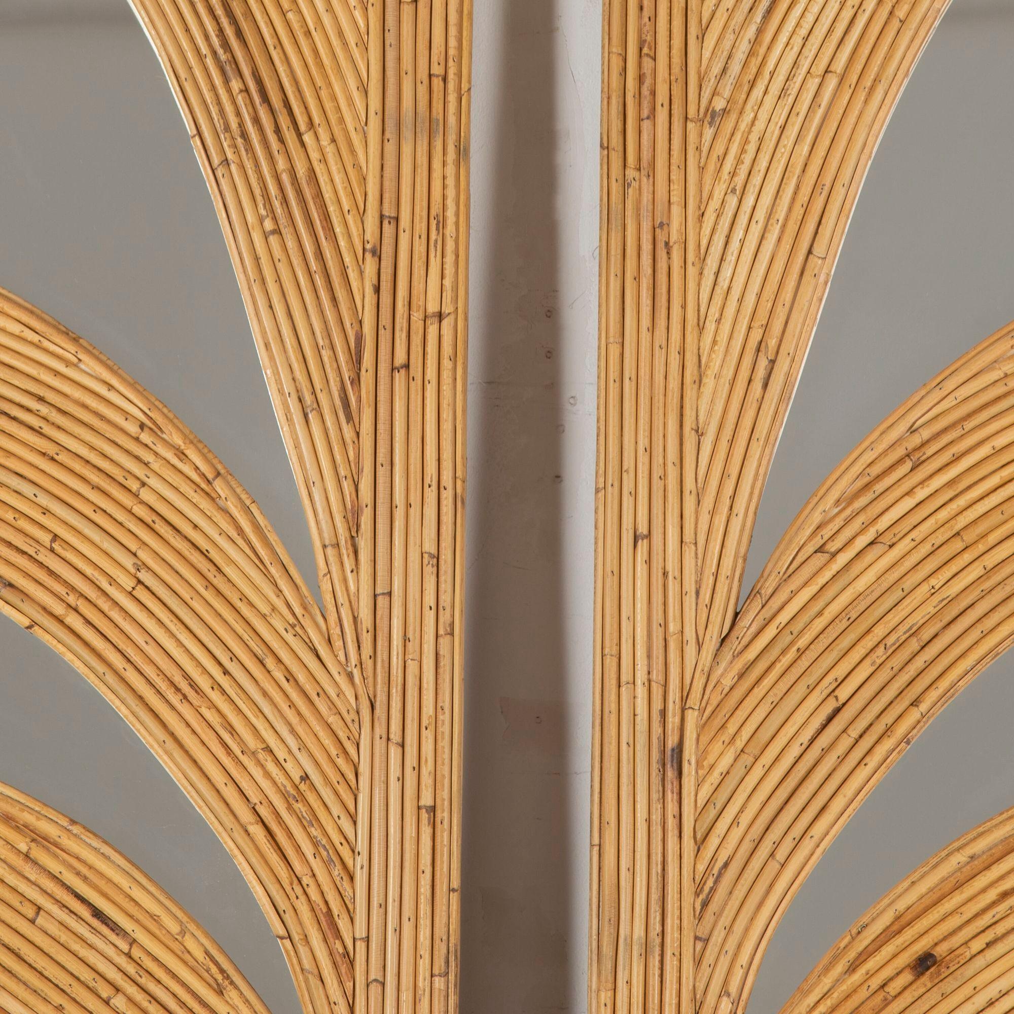 Paire de miroirs décoratifs en bambou du 20ème siècle dans le style de Vivai del Sud France.
Parfait pour un grand mur en tant que paire ou autonome en tant que miroirs simples. 