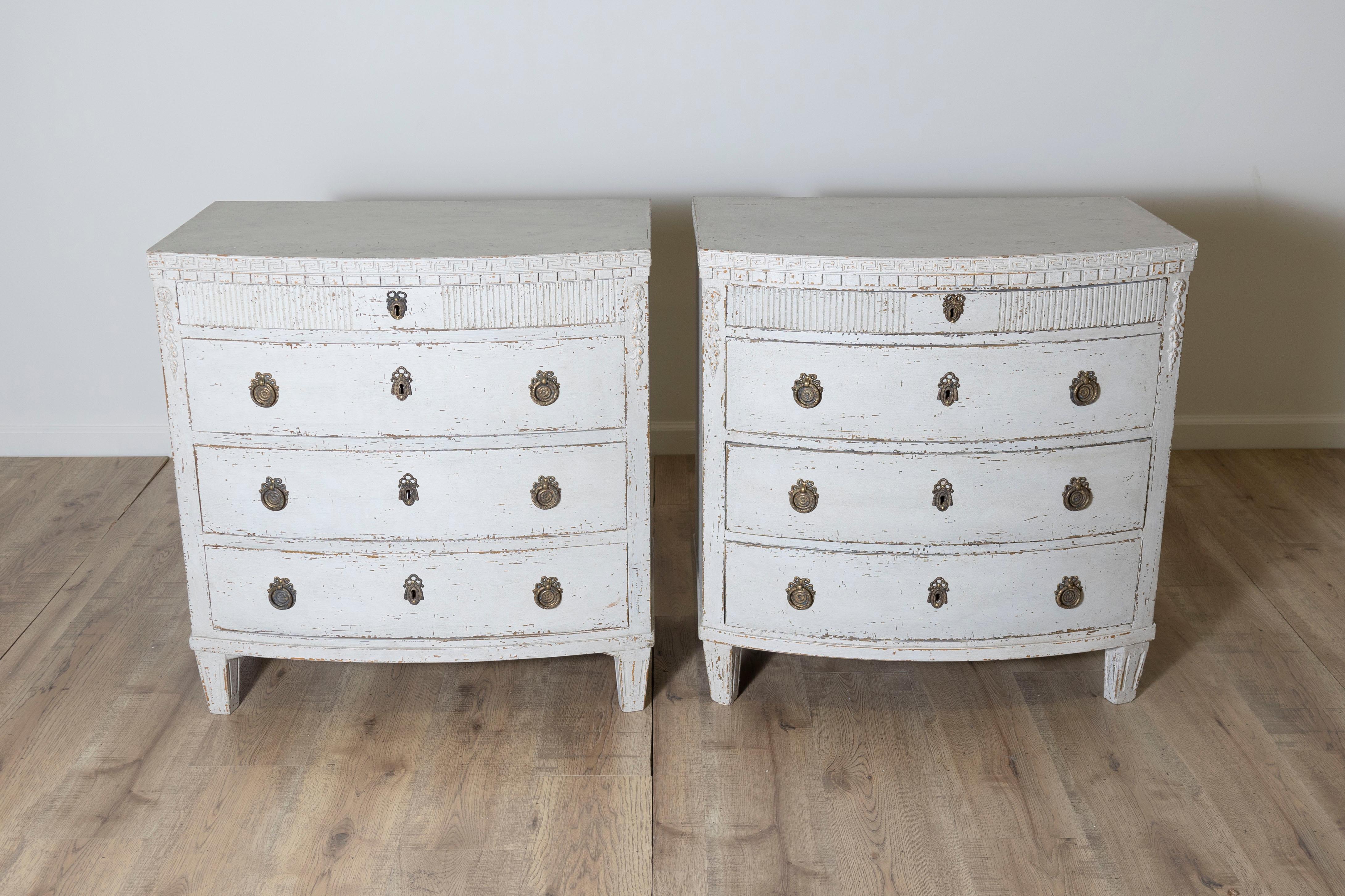 Dieses elegante Truhenpaar im gustavianischen Stil, das vor etwa 100 Jahren hergestellt wurde, verkörpert die raffinierte Einfachheit und den zeitlosen Charme des skandinavischen Designs. Diese Kommoden sind aus Kiefer gefertigt, einem Holz, das