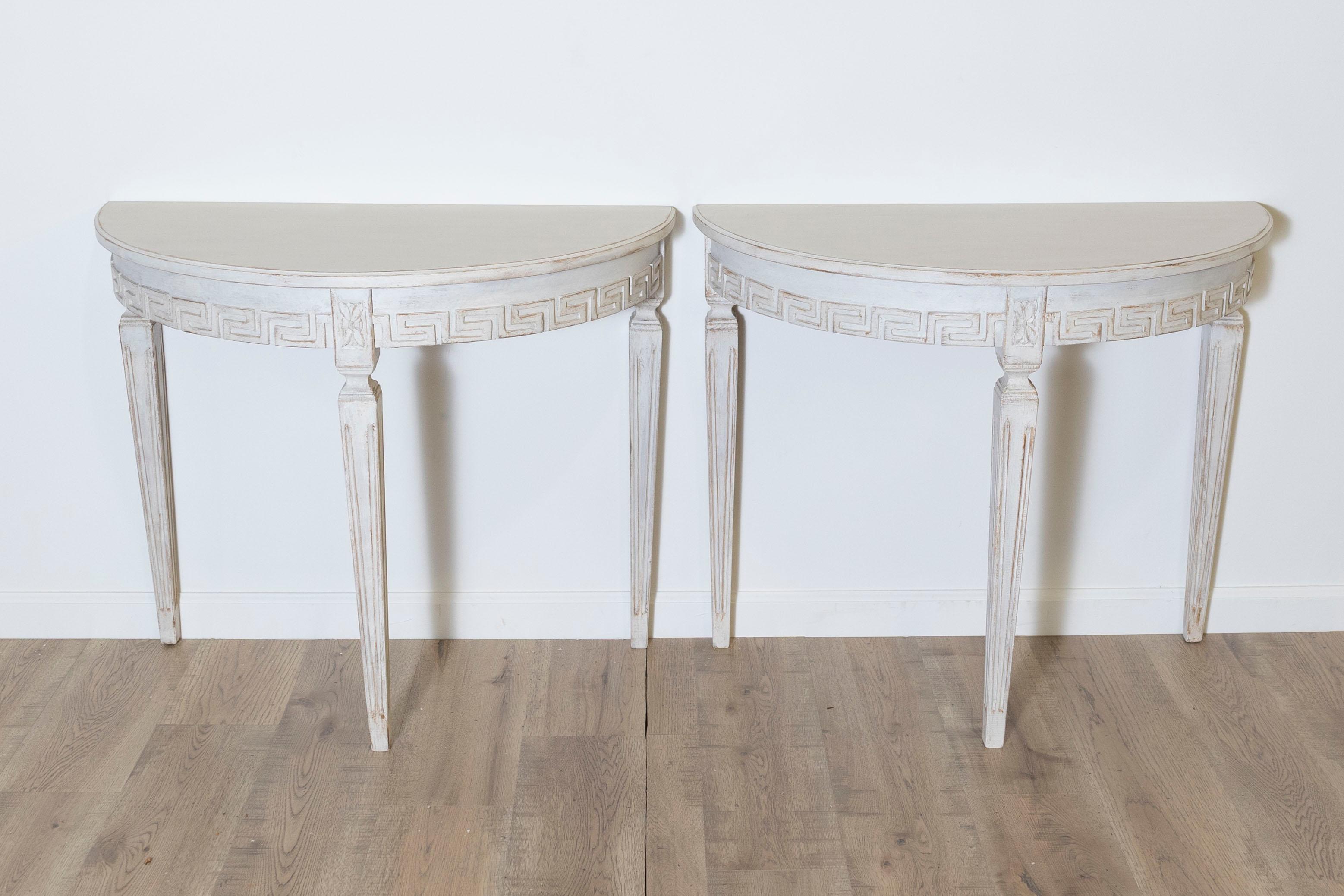 Dieses elegante Paar schwedischer Demi-Lune-Tische aus dem 20. Jahrhundert spiegelt den zeitlosen Charme des gustavianischen Designs wider und verbindet neoklassische Einflüsse mit skandinavischer Schlichtheit. Die aus Kiefernholz gefertigten Tische