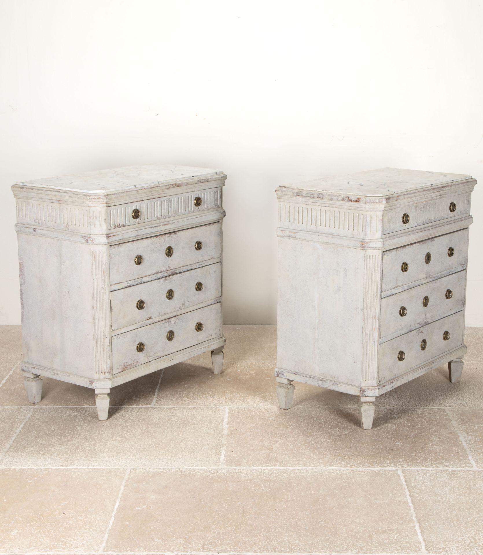 Coppia di cassettiere svedesi in stile gustaviano dell'inizio del XX secolo.
Con bei dettagli intagliati, ridipinto con piani dipinti in finta marmorizzazione. Buona e pesante qualità.
Circa 1900.