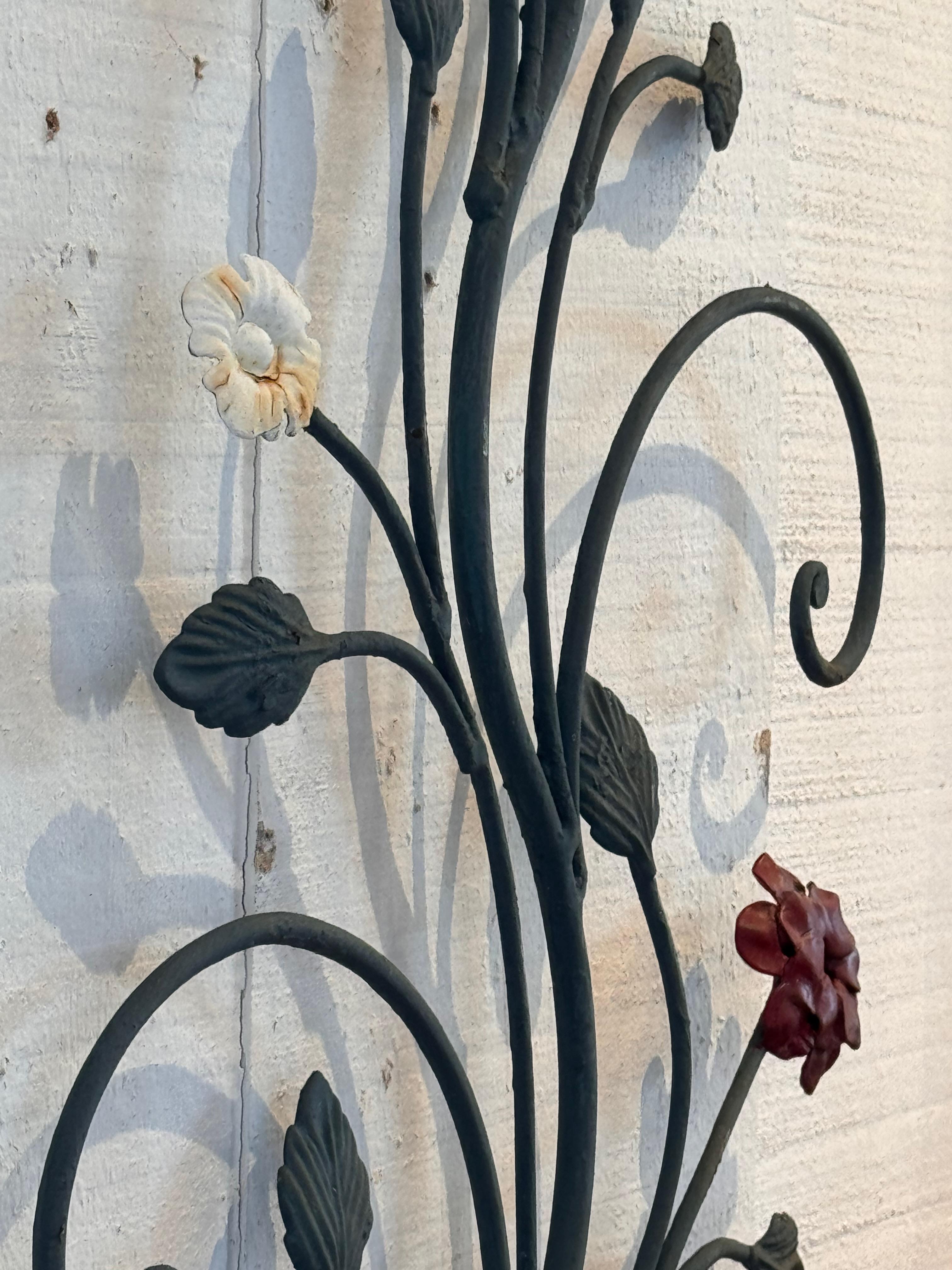 Coppia di fiori da parete in legno di tiglio del XX secolo con base a forma di vaso in vendita 5