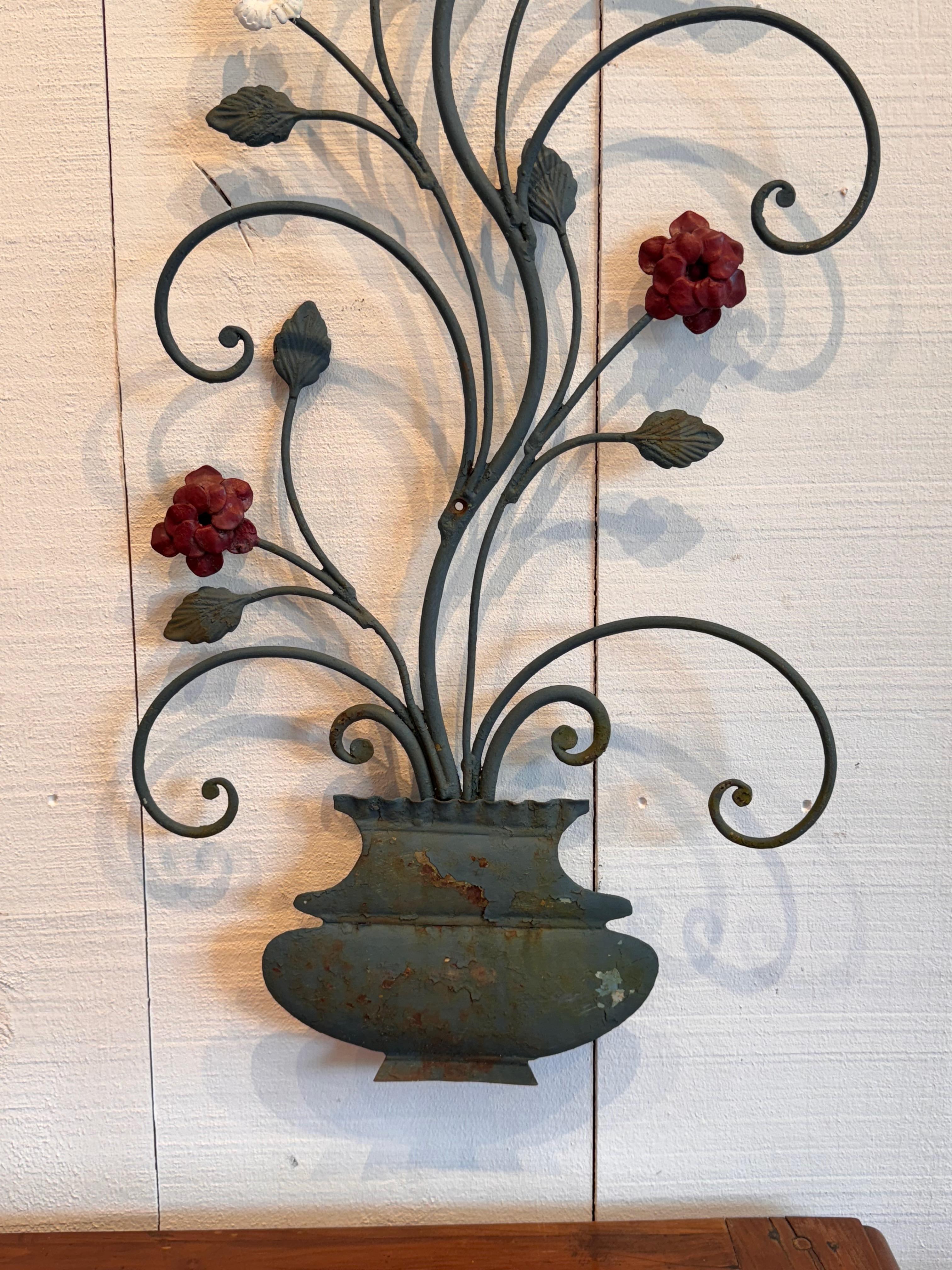 Coppia di fiori da parete in legno di tiglio del XX secolo con base a forma di vaso in vendita 6