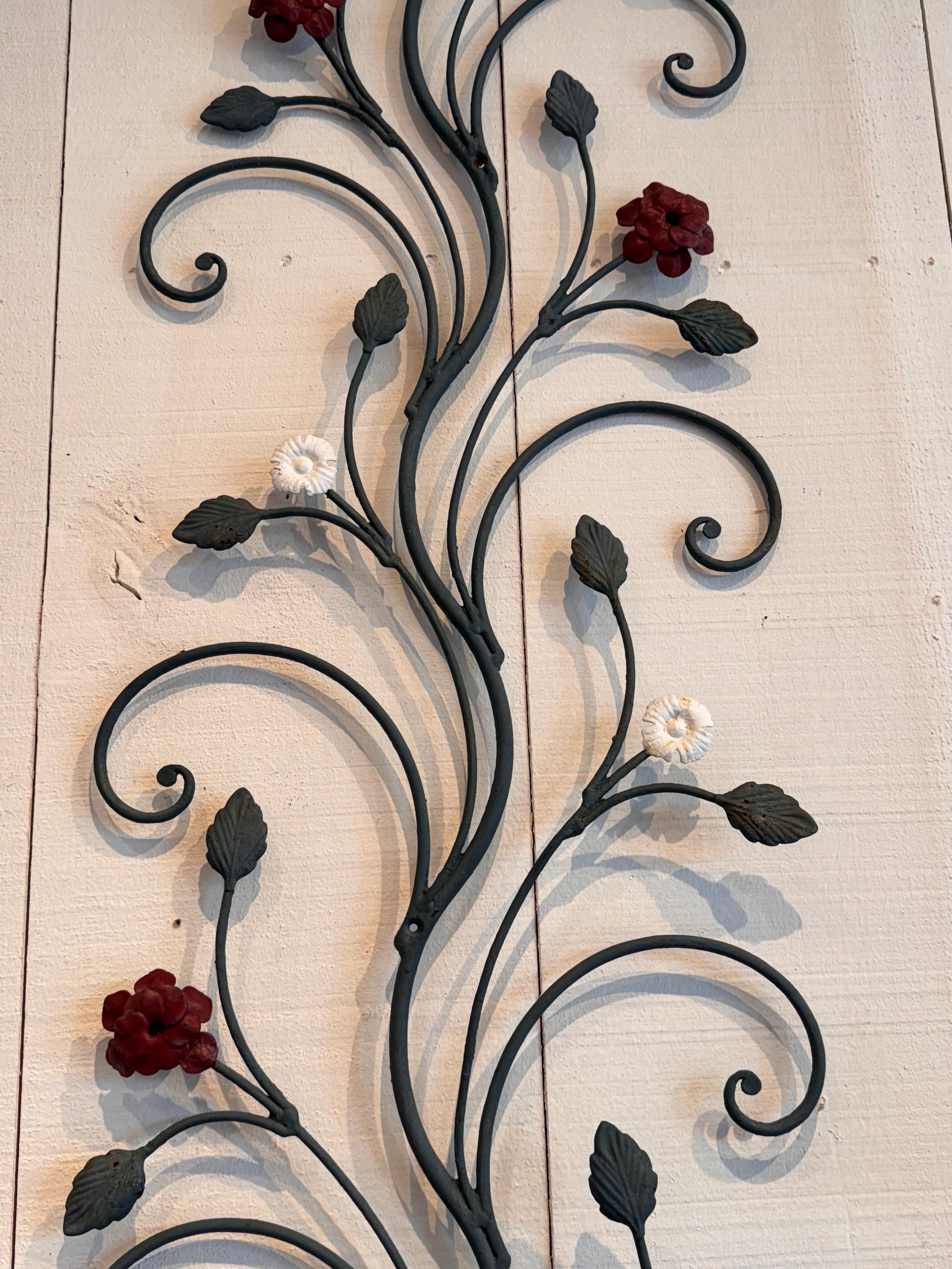 Coppia di fiori da parete in legno di tiglio del XX secolo con base a forma di vaso in vendita 8