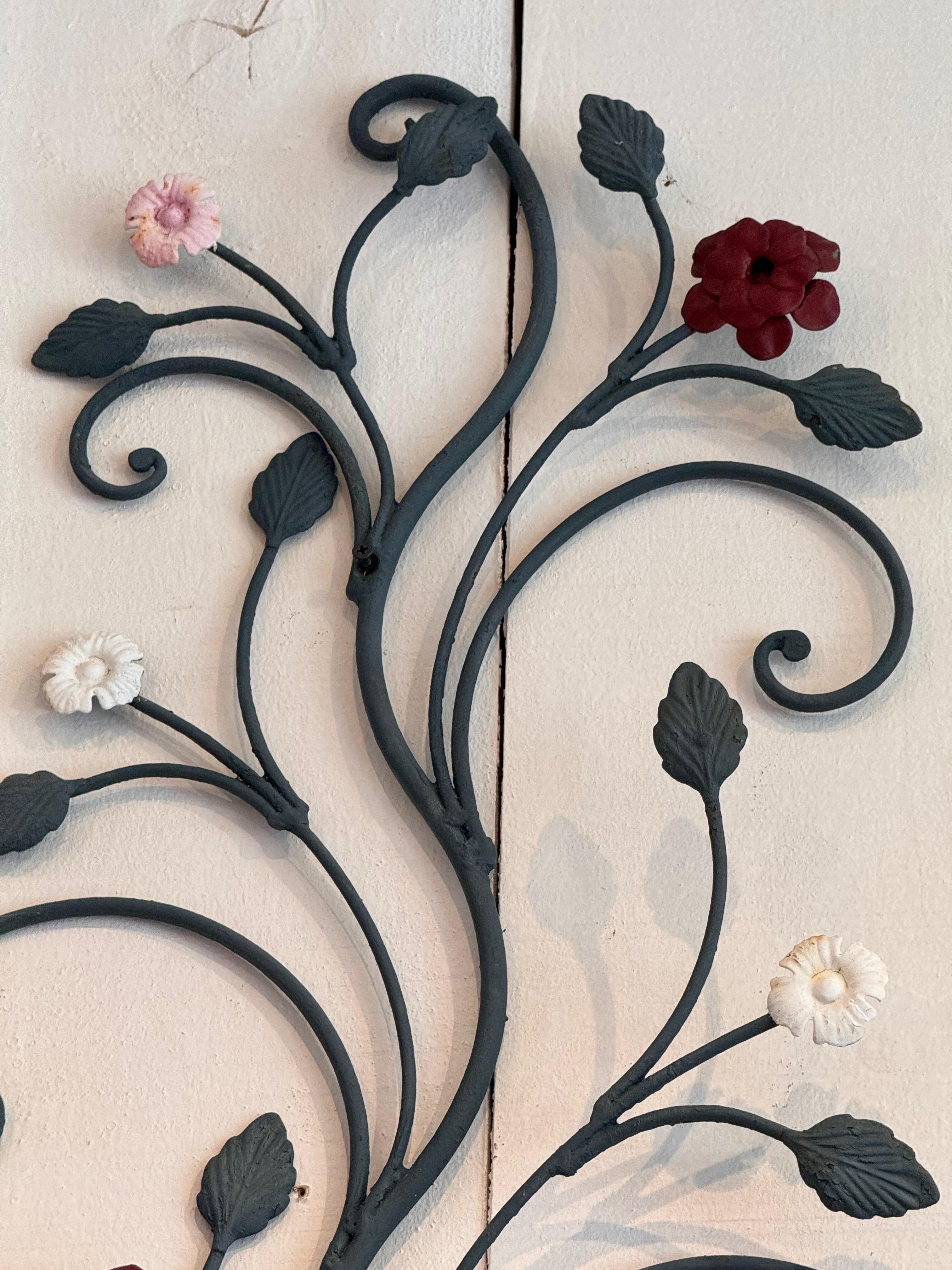 Coppia di fiori da parete in legno di tiglio del XX secolo con base a forma di vaso in vendita 9