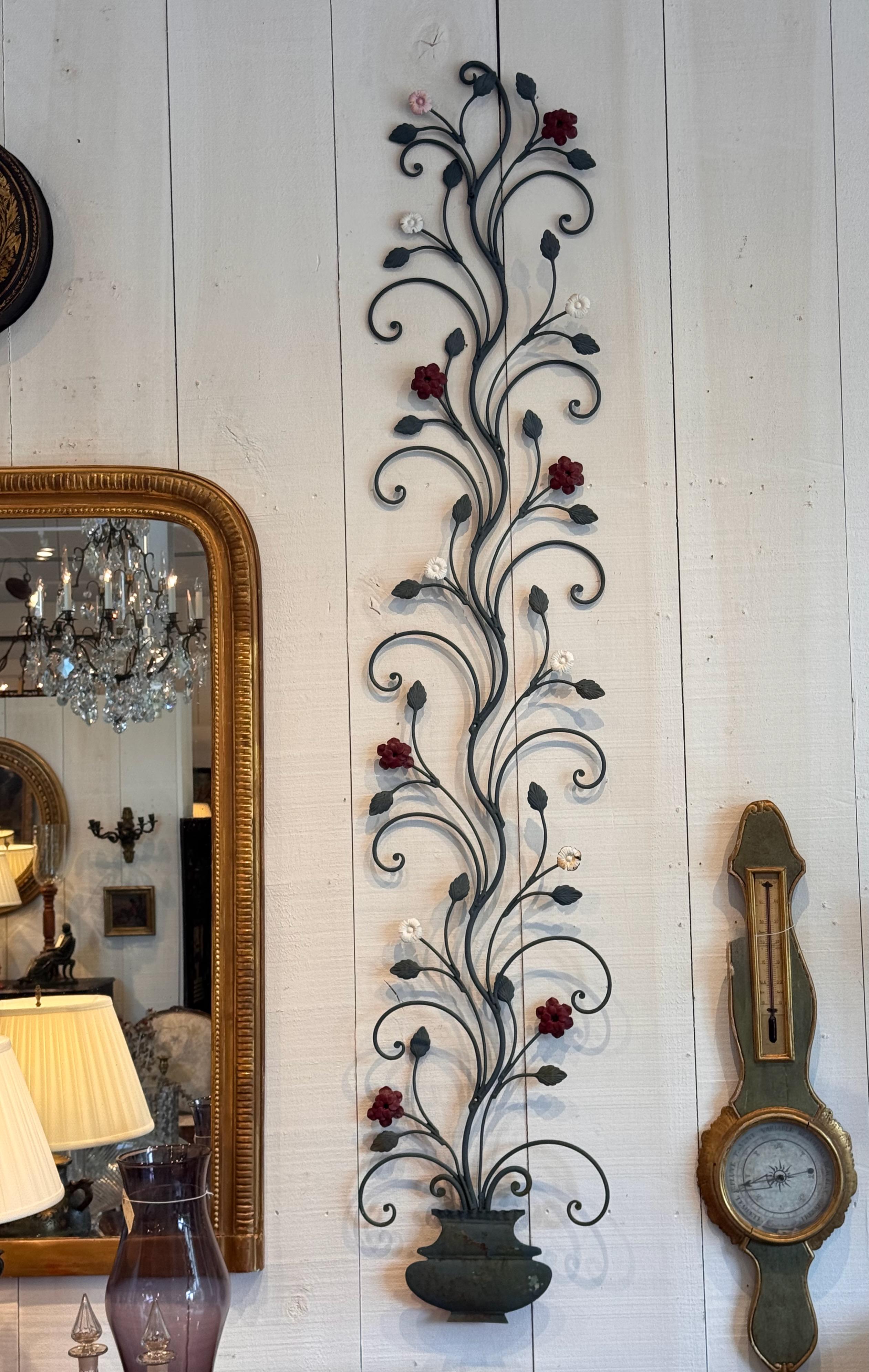 Francese Coppia di fiori da parete in legno di tiglio del XX secolo con base a forma di vaso in vendita