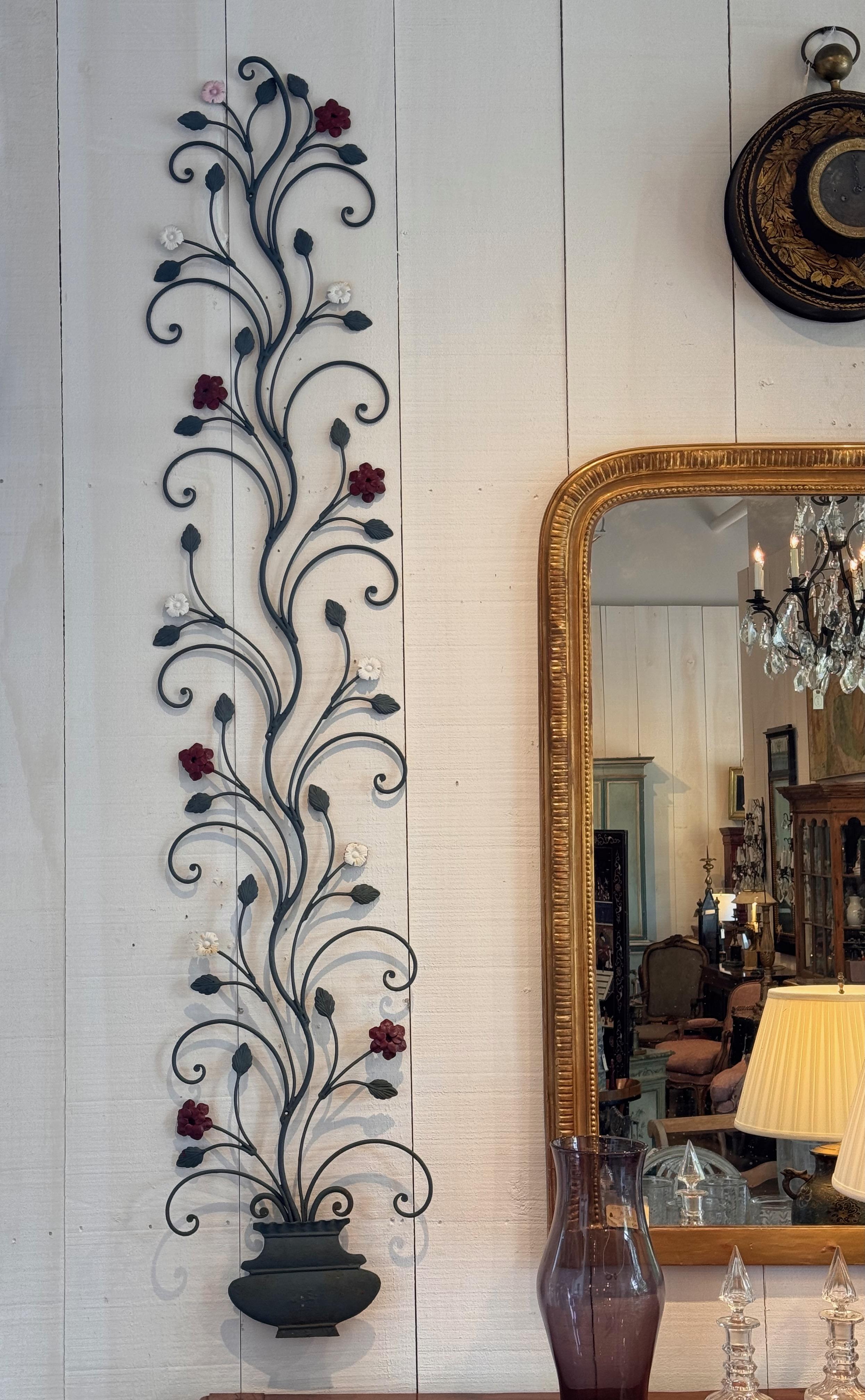 Coppia di fiori da parete in legno di tiglio del XX secolo con base a forma di vaso In condizioni buone in vendita a Charlottesville, VA