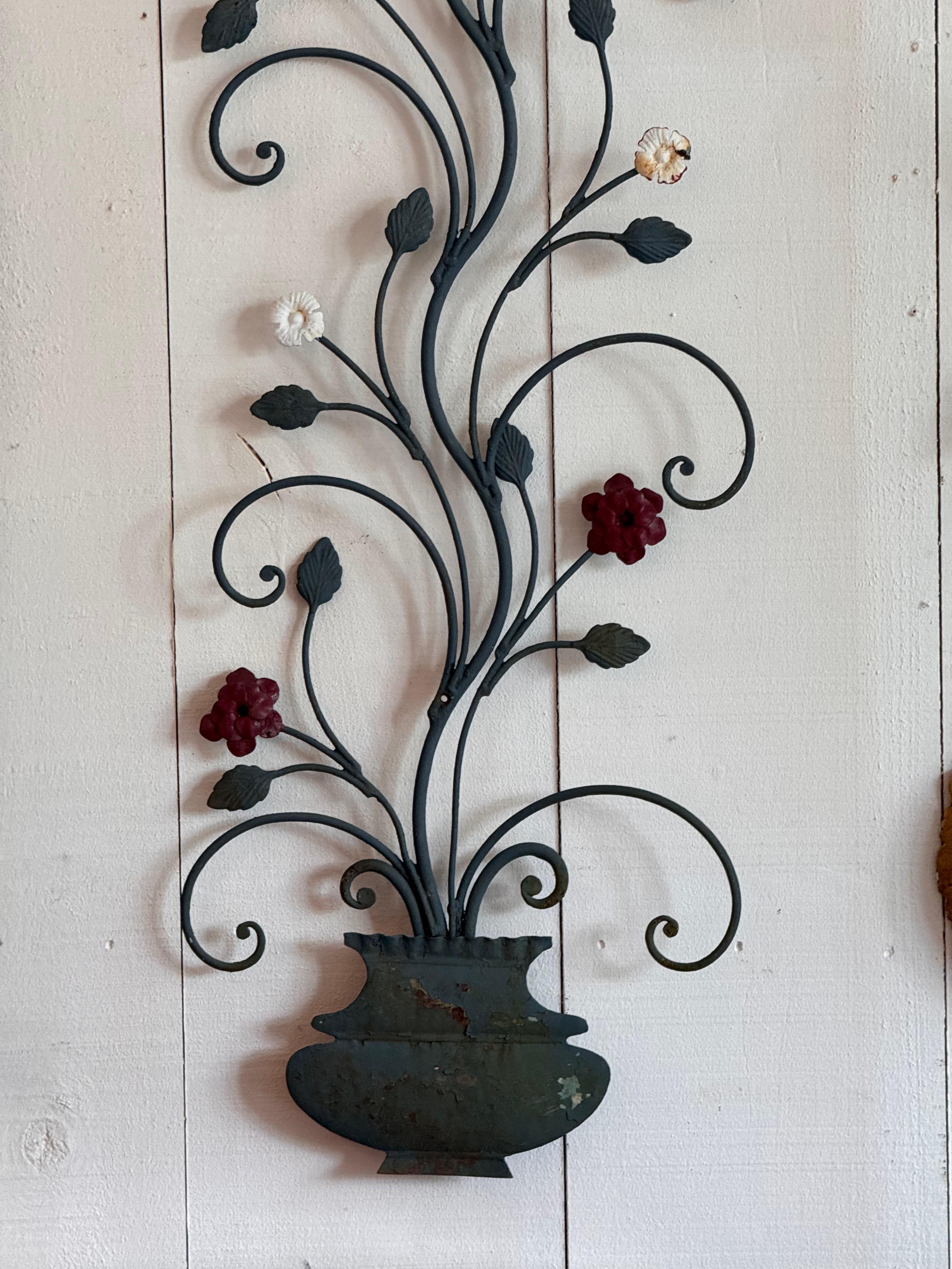 Metallo Coppia di fiori da parete in legno di tiglio del XX secolo con base a forma di vaso in vendita