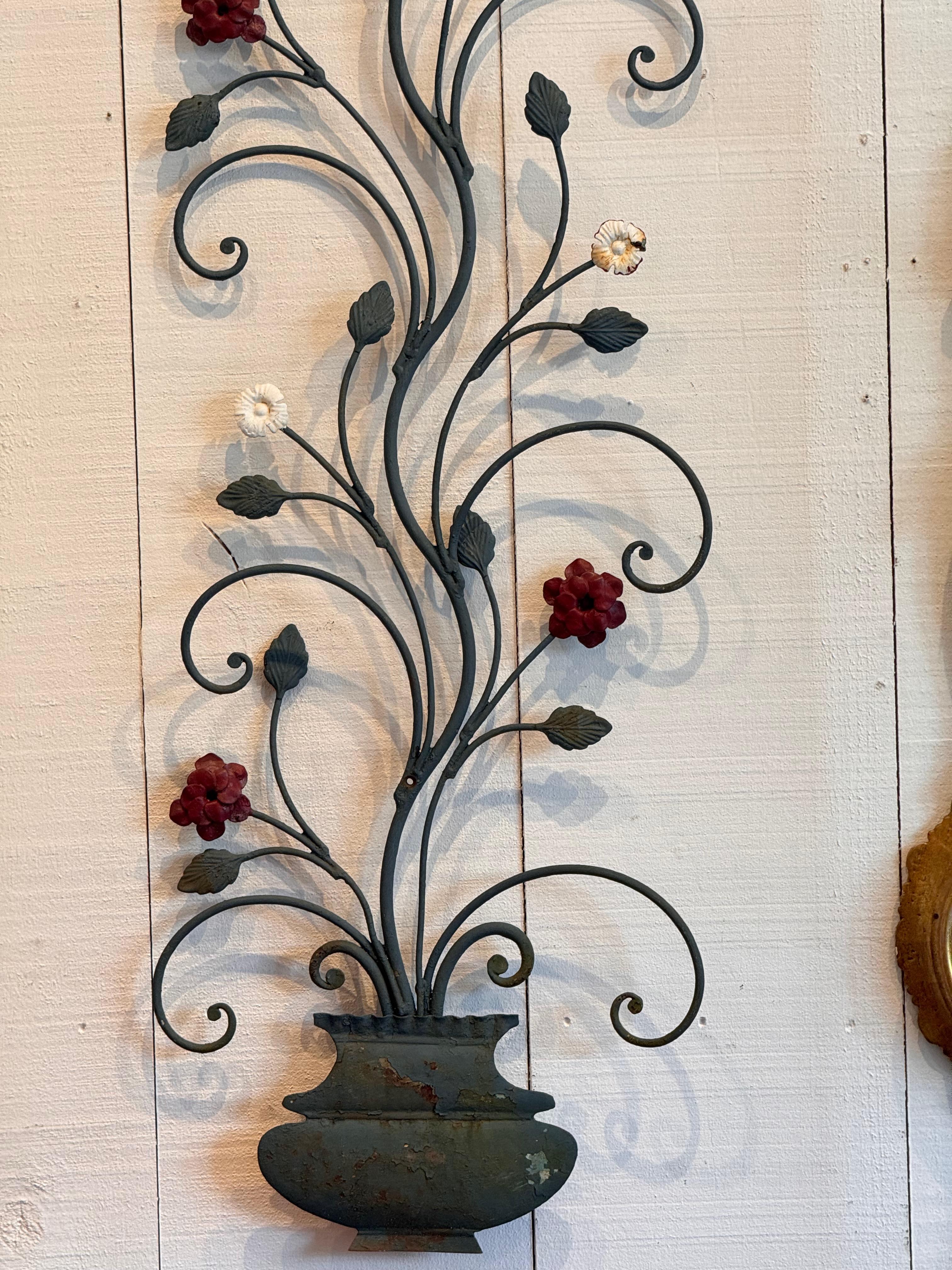 Coppia di fiori da parete in legno di tiglio del XX secolo con base a forma di vaso in vendita 1
