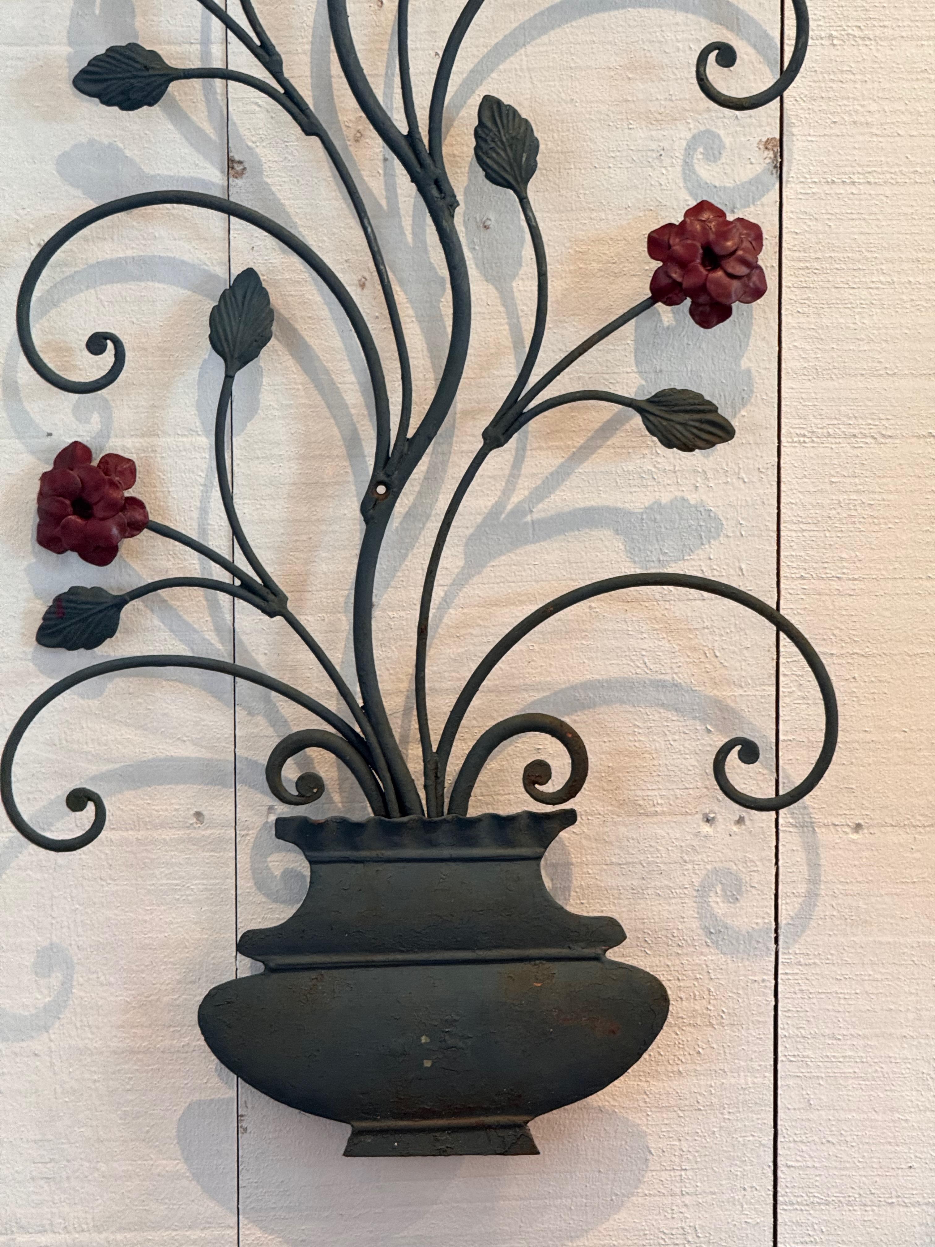 Coppia di fiori da parete in legno di tiglio del XX secolo con base a forma di vaso in vendita 2