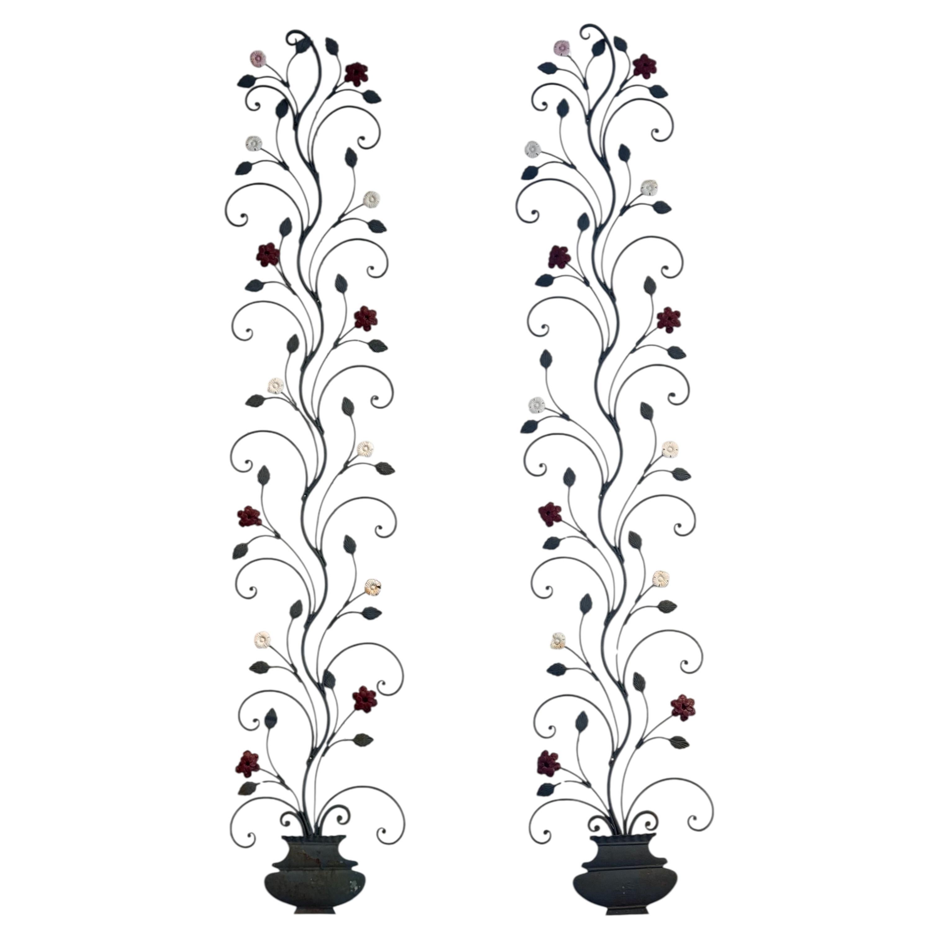Coppia di fiori da parete in legno di tiglio del XX secolo con base a forma di vaso in vendita