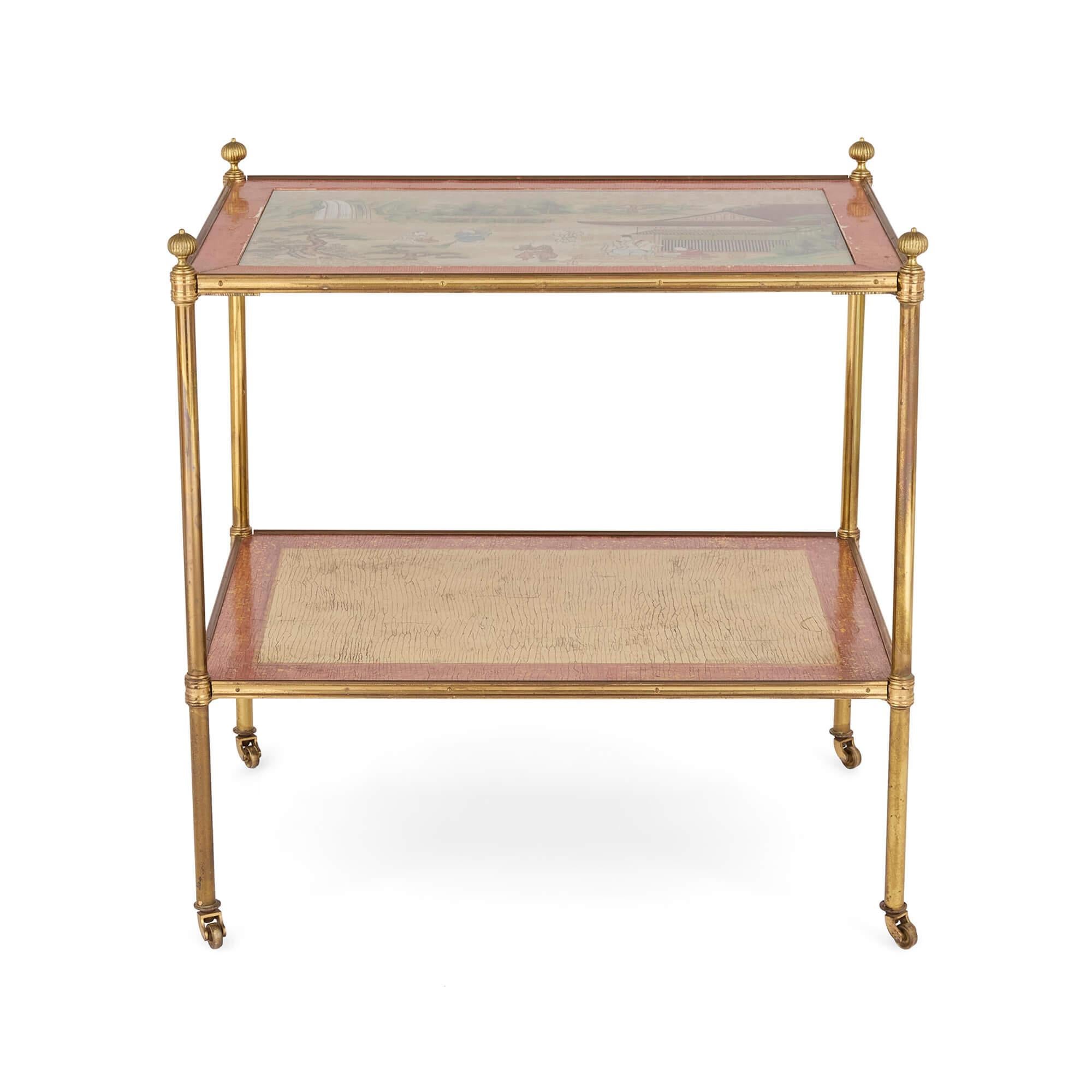 Paire d'étagères à deux niveaux en laiton du 20e siècle avec peintures japonaises 
Continental, c.C. 1950
Hauteur 58 cm, largeur 58 cm, profondeur 41 cm

Cette exquise paire d'étagères fusionne magnifiquement l'artisanat oriental et occidental,