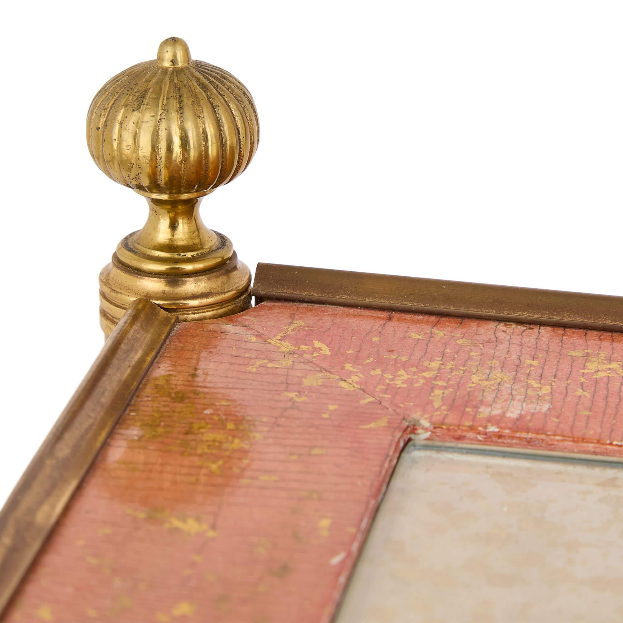 20ième siècle Paire d'étagères à deux niveaux en laiton du 20e siècle avec peintures japonaises en vente