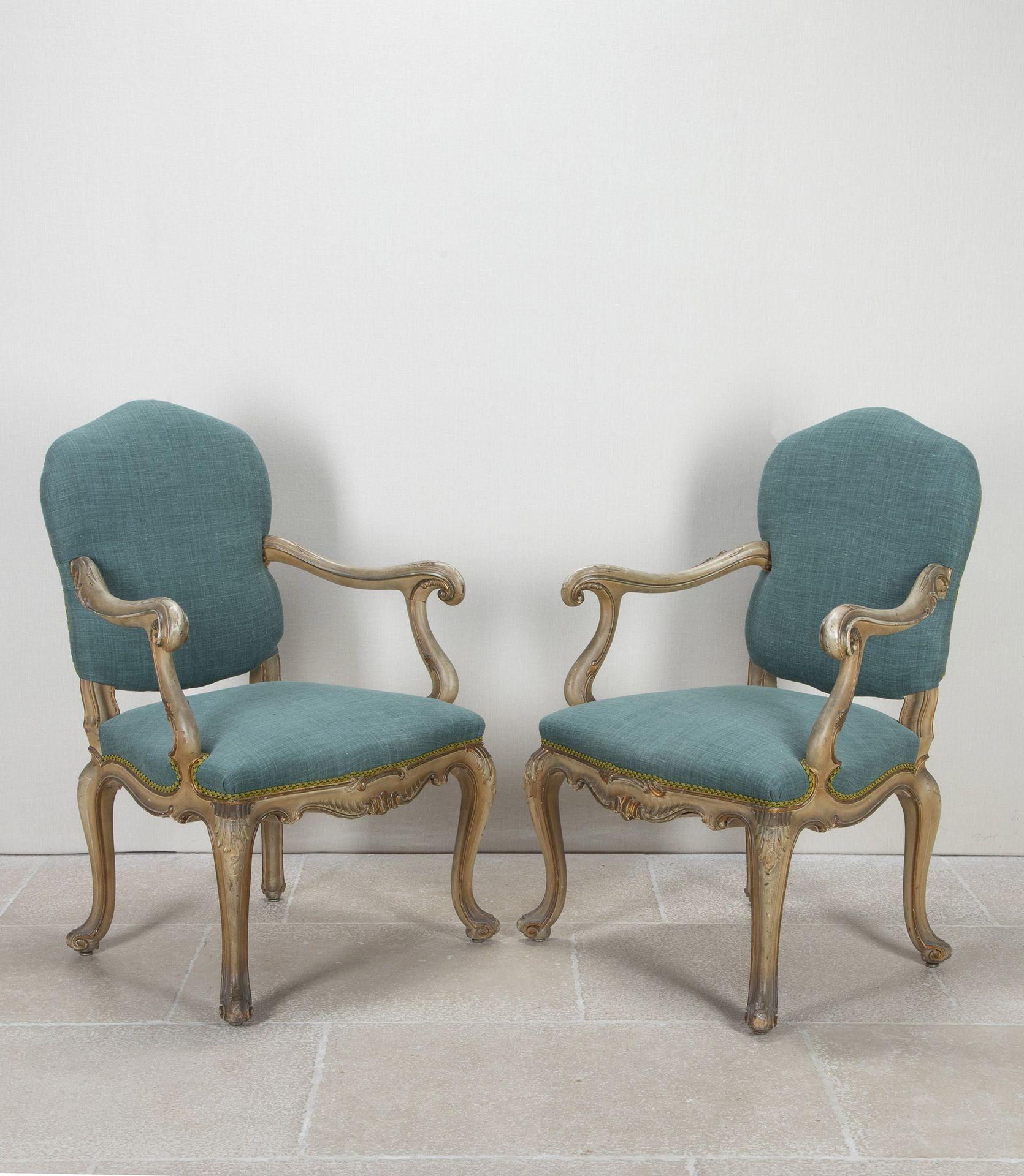 Paire de fauteuils ouverts peints vénitiens du 20e siècle. 
Un siège très bien proportionné, surdimensionné et confortable, nouvellement tapissé de lin de Casamance avec une garniture en spirale dorée et verte. Les accoudoirs qui s'élargissent