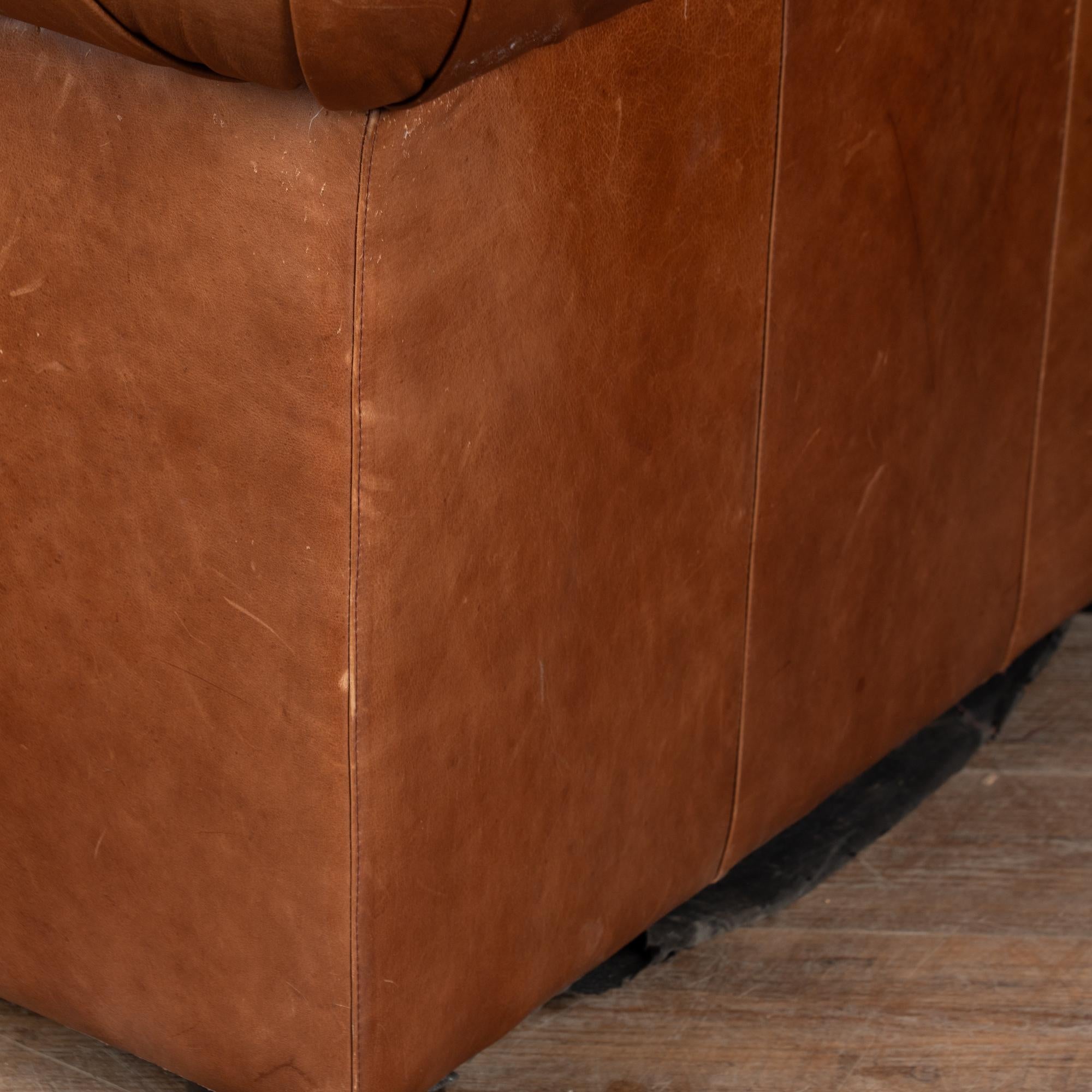 Coppia di poltrone Chesterfield in pelle marrone vintage del XX secolo in vendita 11