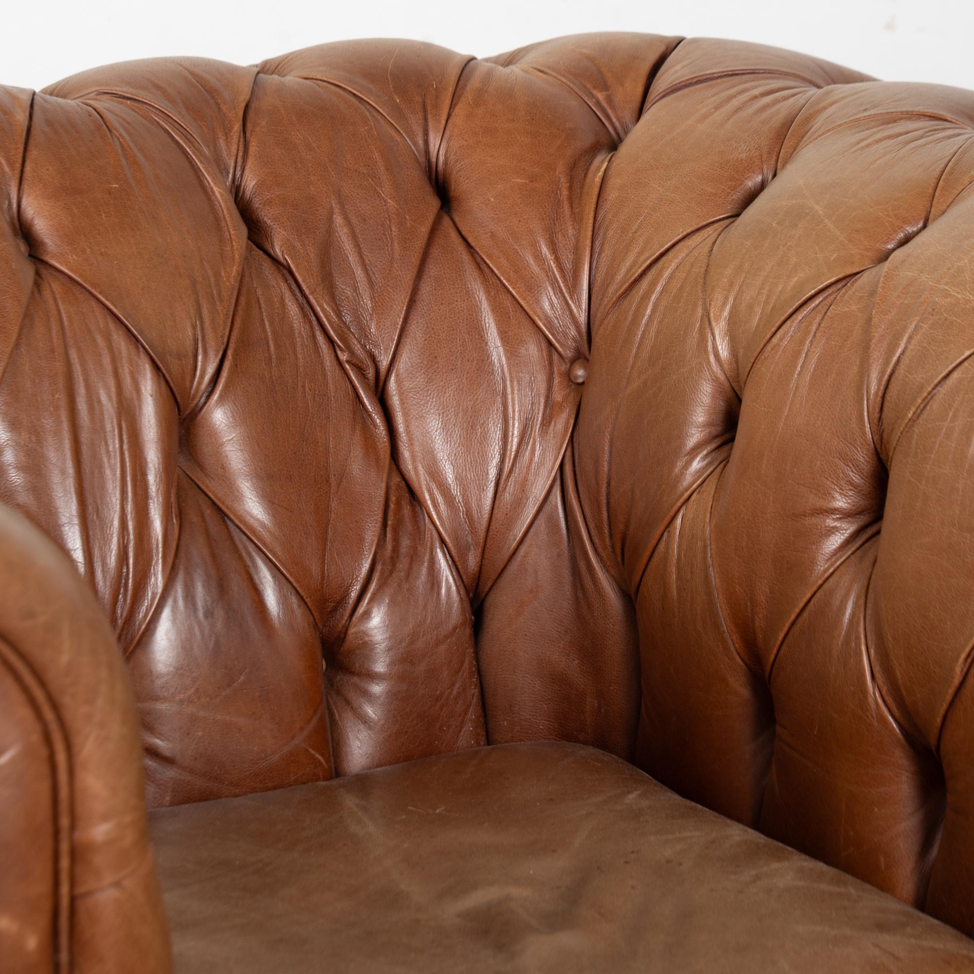 Pelle Coppia di poltrone Chesterfield in pelle marrone vintage del XX secolo in vendita