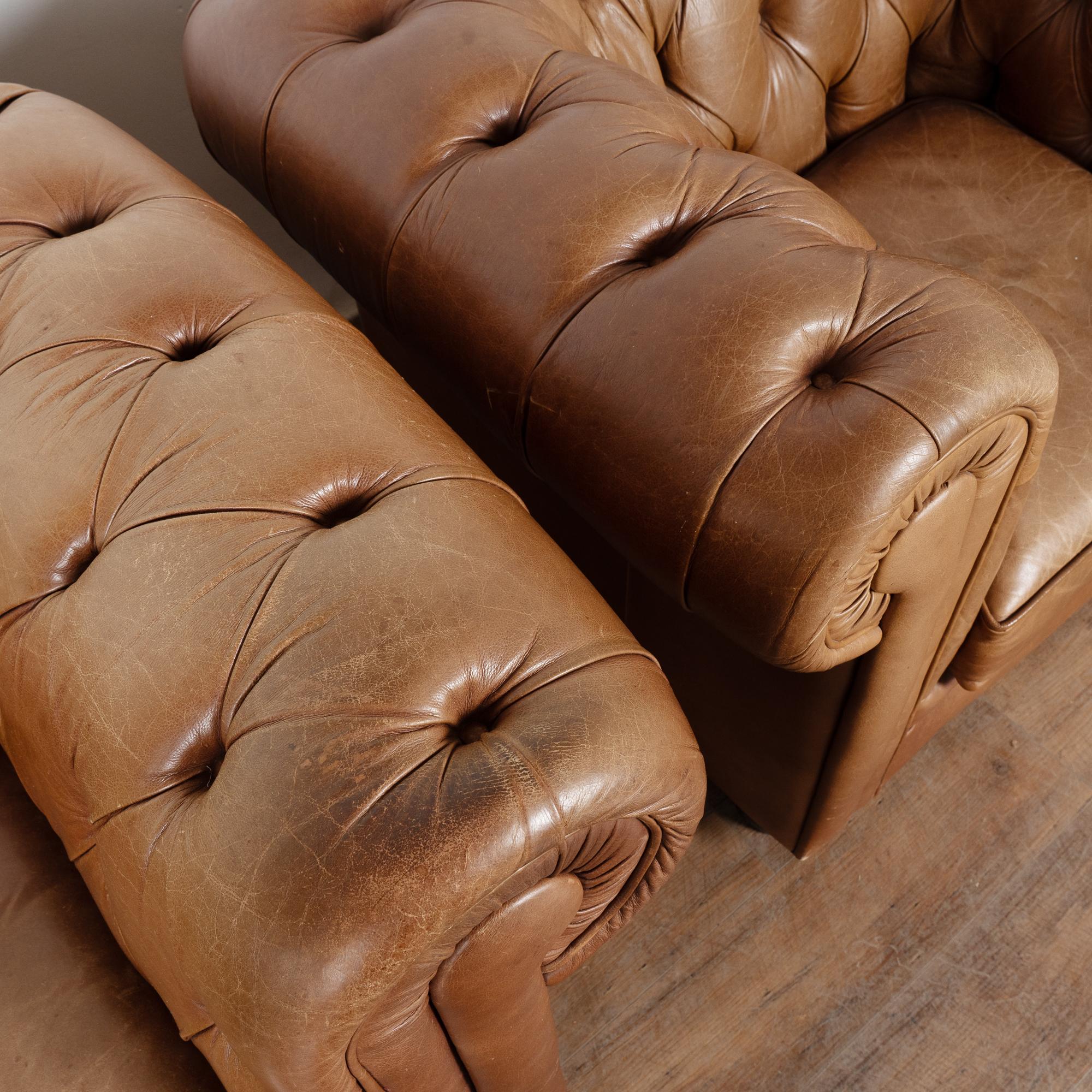 Coppia di poltrone Chesterfield in pelle marrone vintage del XX secolo in vendita 2