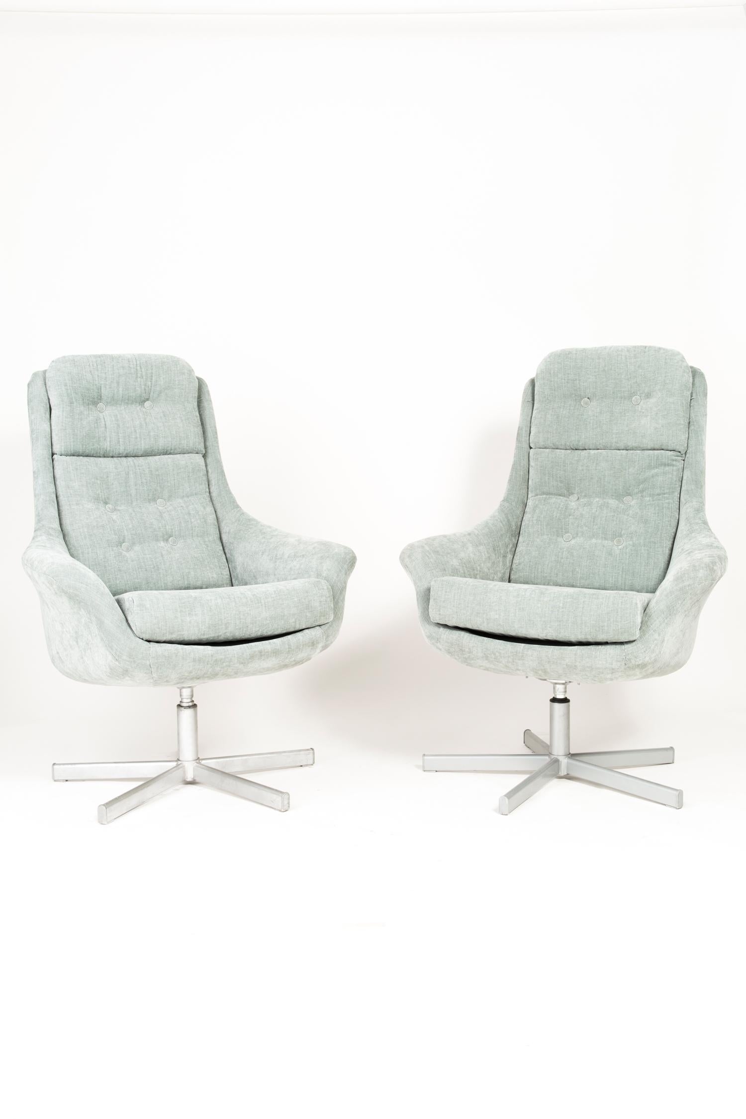 Ensemble de deux fauteuils pivotants des années 1970, fabriqués dans l'usine de meubles silésienne de Swiebodzin - à l'heure actuelle, ils sont uniques. Grâce à leurs dimensions, ils s'intègrent parfaitement, même dans les petits appartements, en