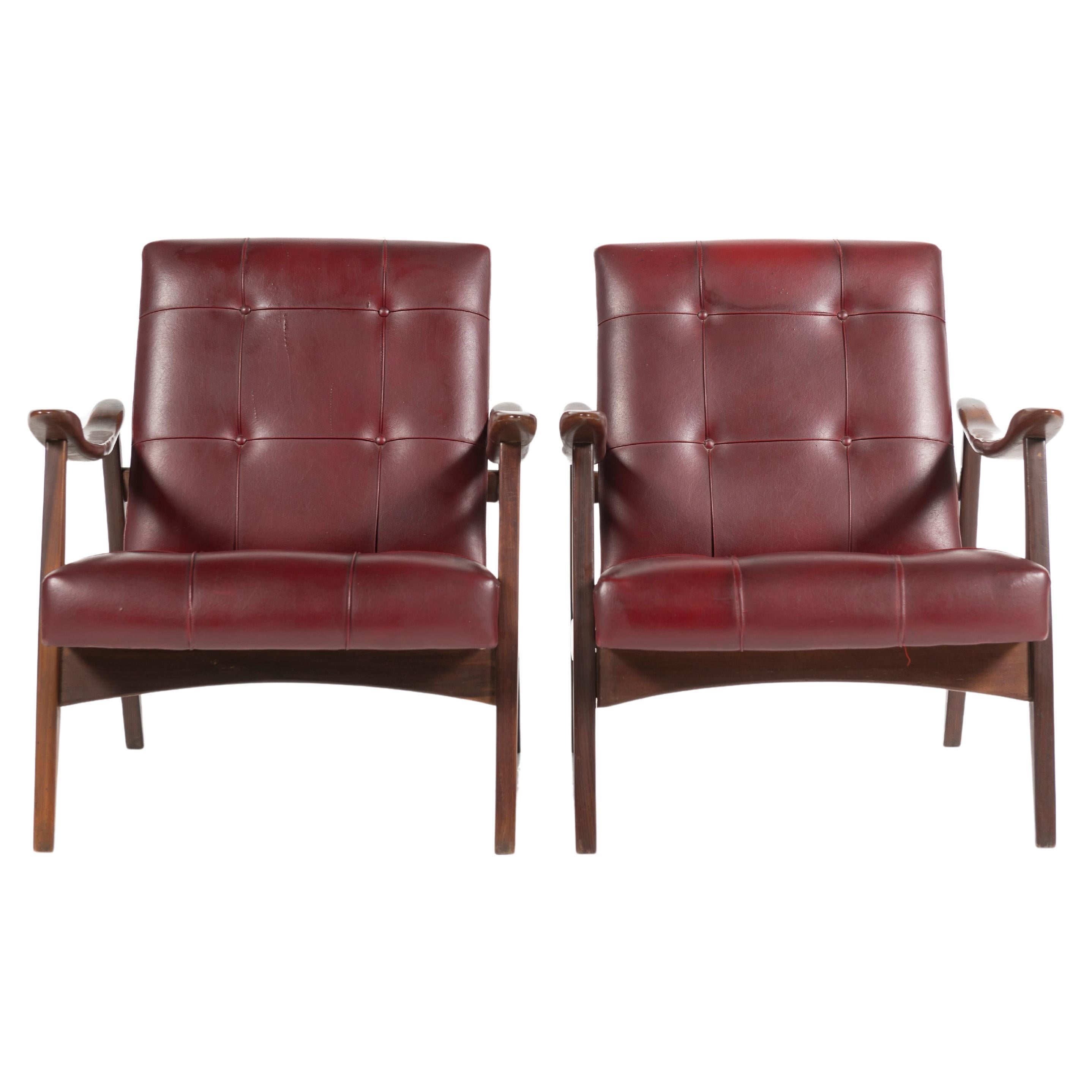 This pair of classic and modern arm chairs are comfortable in most settings. The chairs are in good condition, with patina on both the leather and wood components. Add the pair to any setting, be it living room, den, office or lobby and you've got a