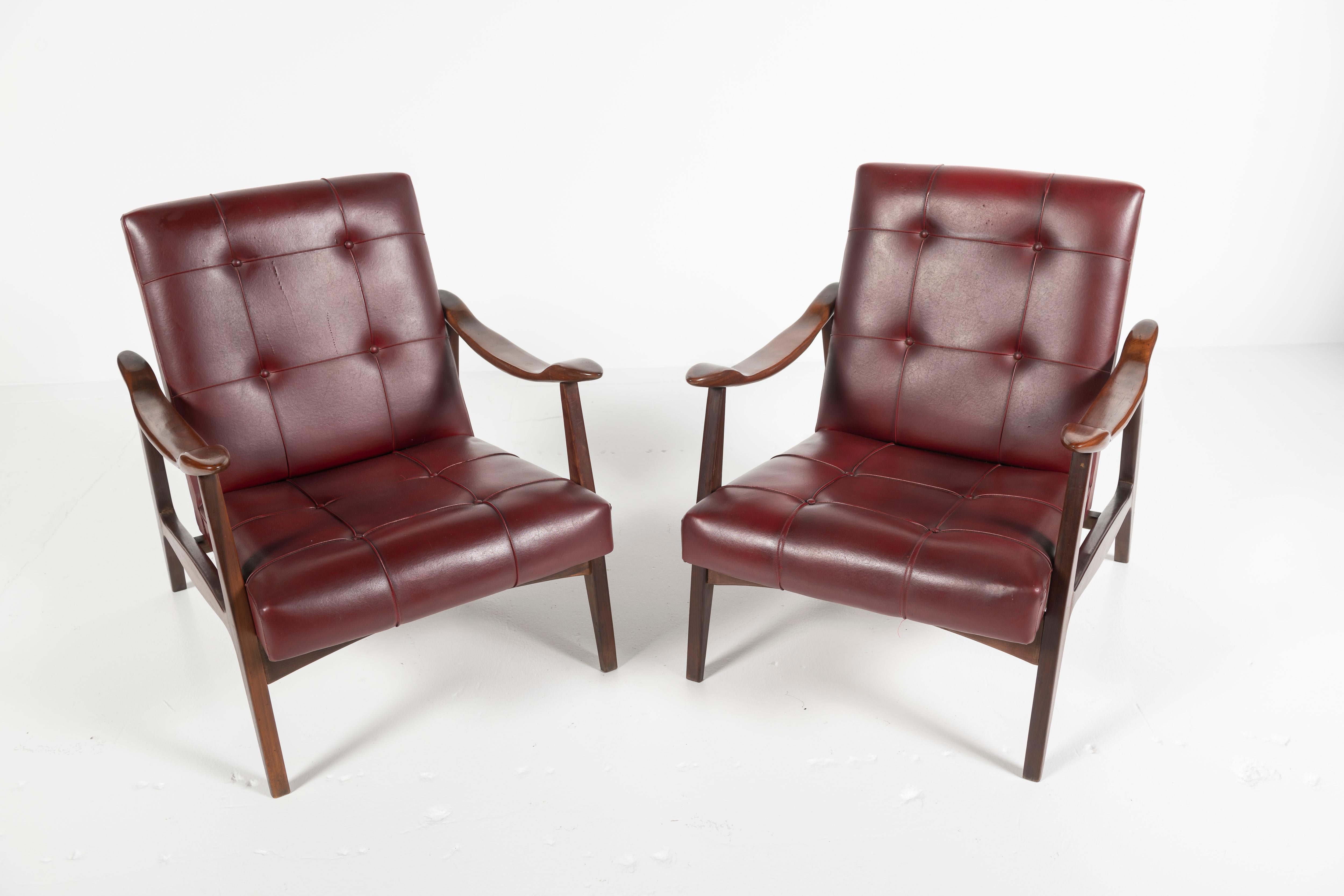 Mid-Century Modern Pair of 20th Century Vintage Tufted Leather and Wood Arm Chairs, Italian For Sale