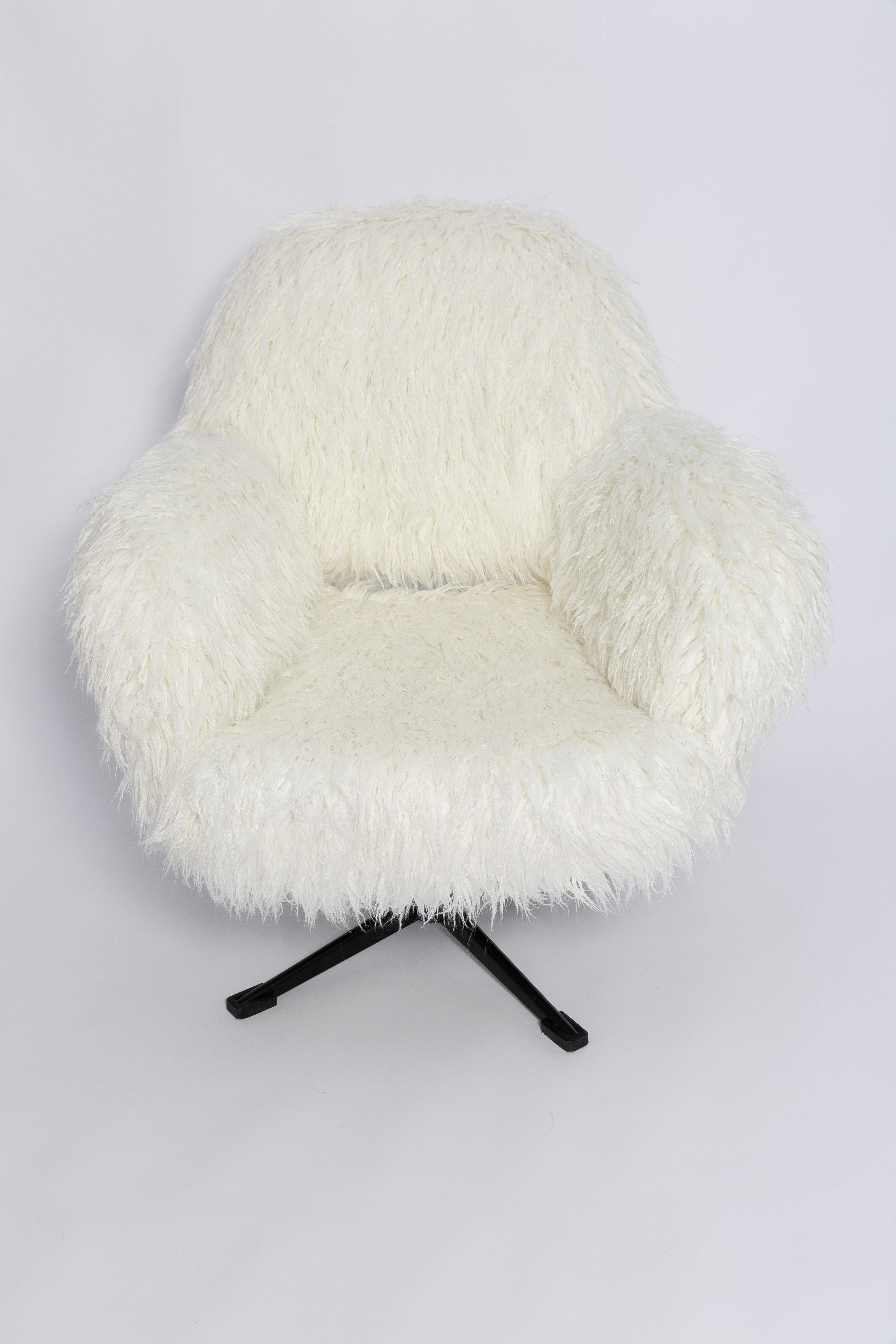 Paire de fauteuils pivotants vintage en fausse peau d'alpaga blanche du 20ème siècle, années 1960 en vente 4
